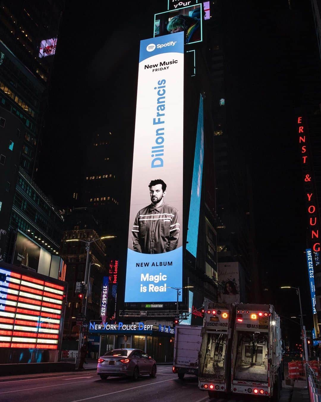 ディロン・フランシスさんのインスタグラム写真 - (ディロン・フランシスInstagram)「HEY LOOK MA WE MADE IT! ANOTHA ONE!! TAKING OVER TIMES SQUARE!! thank u @spotify 😍🦄🌈」11月17日 2時57分 - dillonfrancis