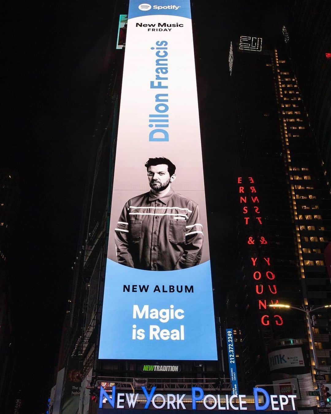 ディロン・フランシスさんのインスタグラム写真 - (ディロン・フランシスInstagram)「HEY LOOK MA WE MADE IT! ANOTHA ONE!! TAKING OVER TIMES SQUARE!! thank u @spotify 😍🦄🌈」11月17日 2時57分 - dillonfrancis