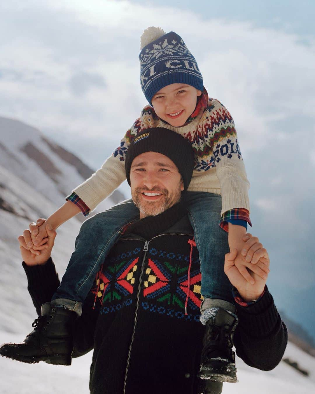 Polo Ralph Laurenさんのインスタグラム写真 - (Polo Ralph LaurenInstagram)「Cozy winter essentials as seen on actor #MattDallas, songwriter #BlueHamilton and their son, Crow.  Explore the collection via link in bio.  #PoloRalphLauren #EveryMomentIsAGift  #RLGifts」11月17日 2時51分 - poloralphlauren