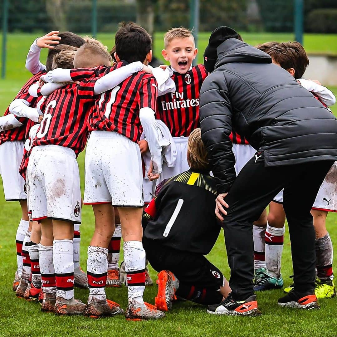 ACミランさんのインスタグラム写真 - (ACミランInstagram)「Little players ⚽ Big hearts ❤🖤 #SempreMilan #MilanYouth」11月17日 2時53分 - acmilan