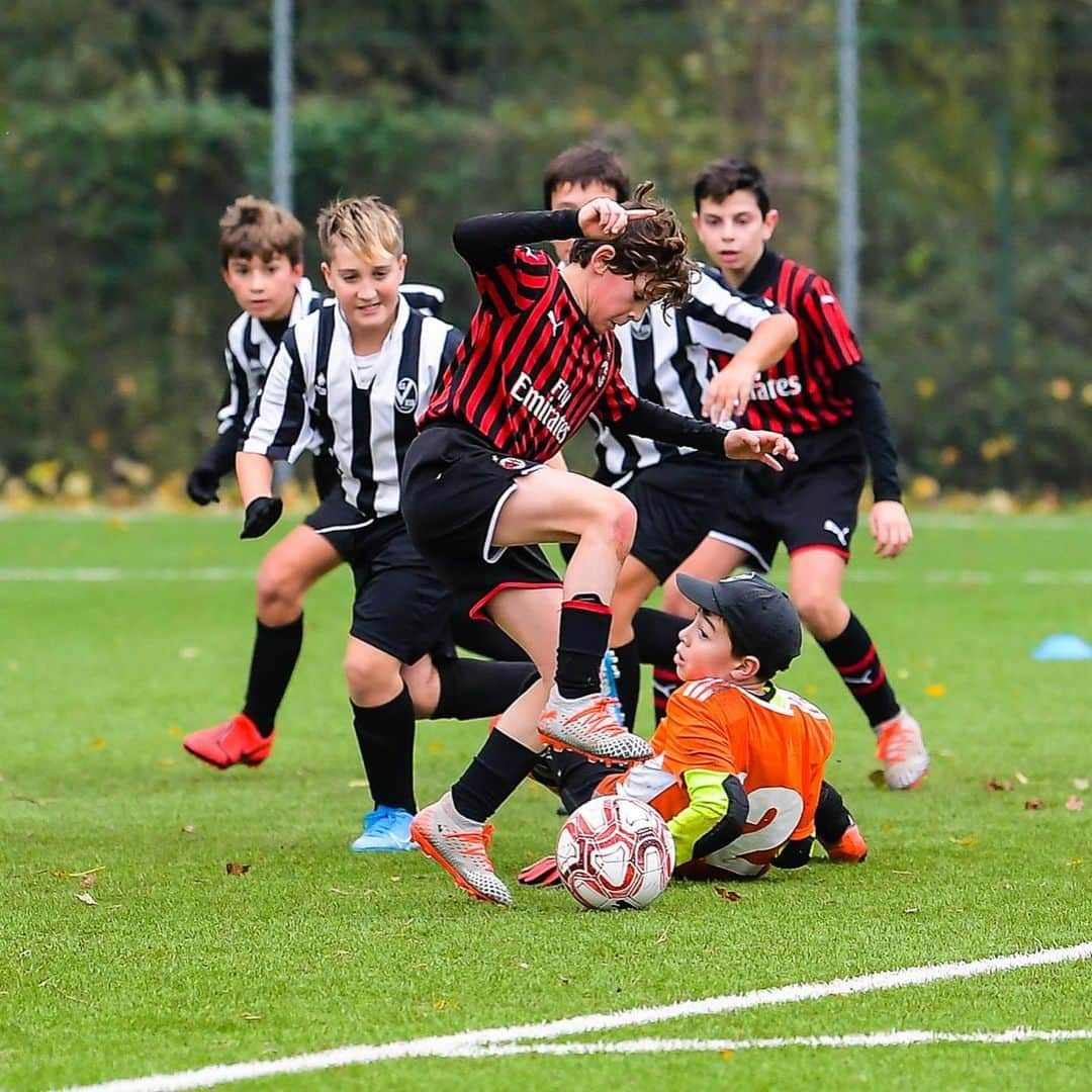 ACミランさんのインスタグラム写真 - (ACミランInstagram)「Little players ⚽ Big hearts ❤🖤 #SempreMilan #MilanYouth」11月17日 2時53分 - acmilan