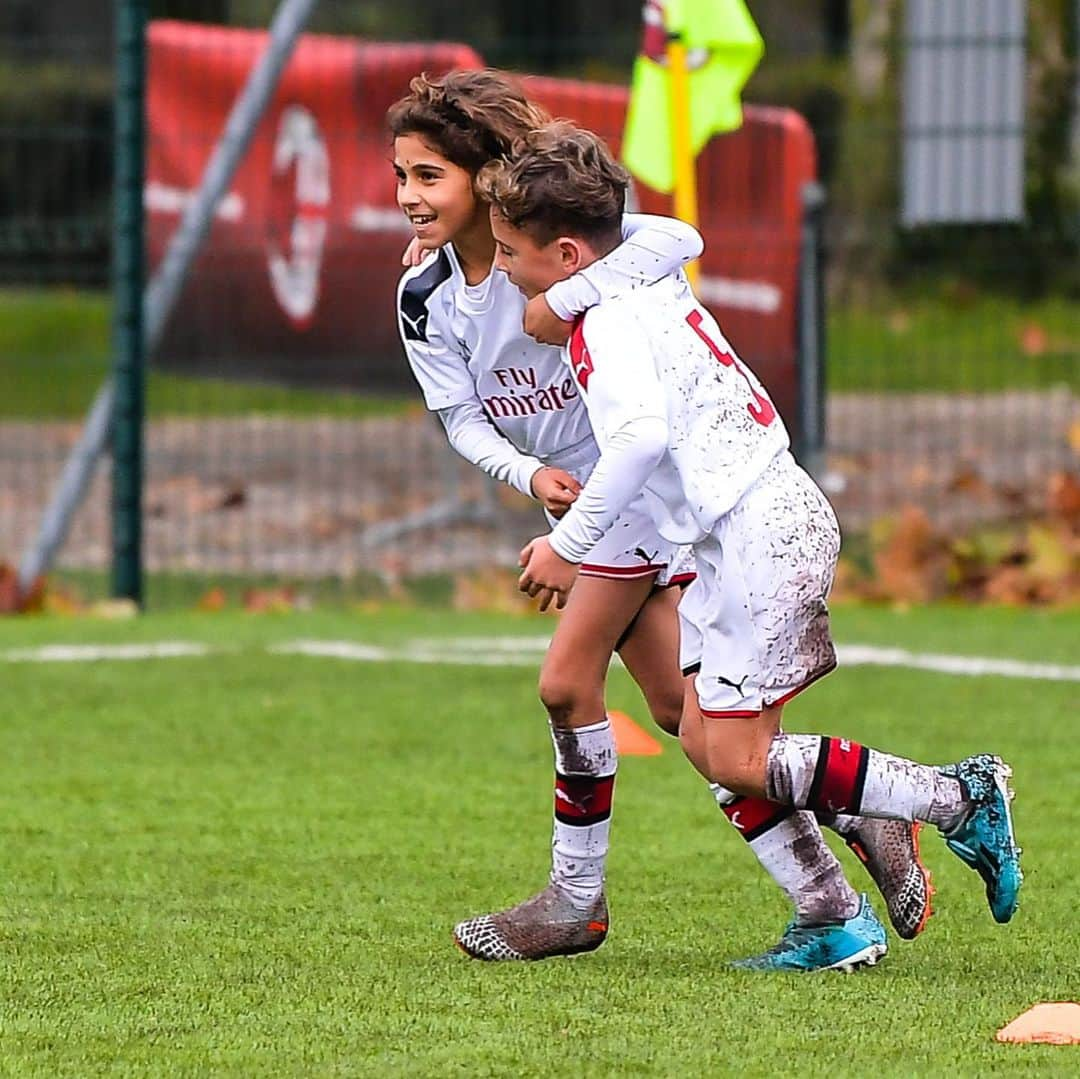 ACミランさんのインスタグラム写真 - (ACミランInstagram)「Little players ⚽ Big hearts ❤🖤 #SempreMilan #MilanYouth」11月17日 2時53分 - acmilan