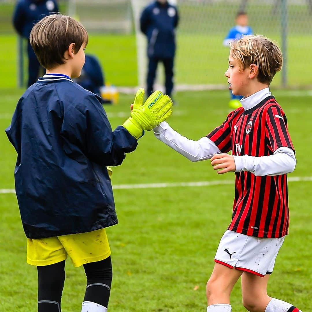 ACミランさんのインスタグラム写真 - (ACミランInstagram)「Little players ⚽ Big hearts ❤🖤 #SempreMilan #MilanYouth」11月17日 2時53分 - acmilan