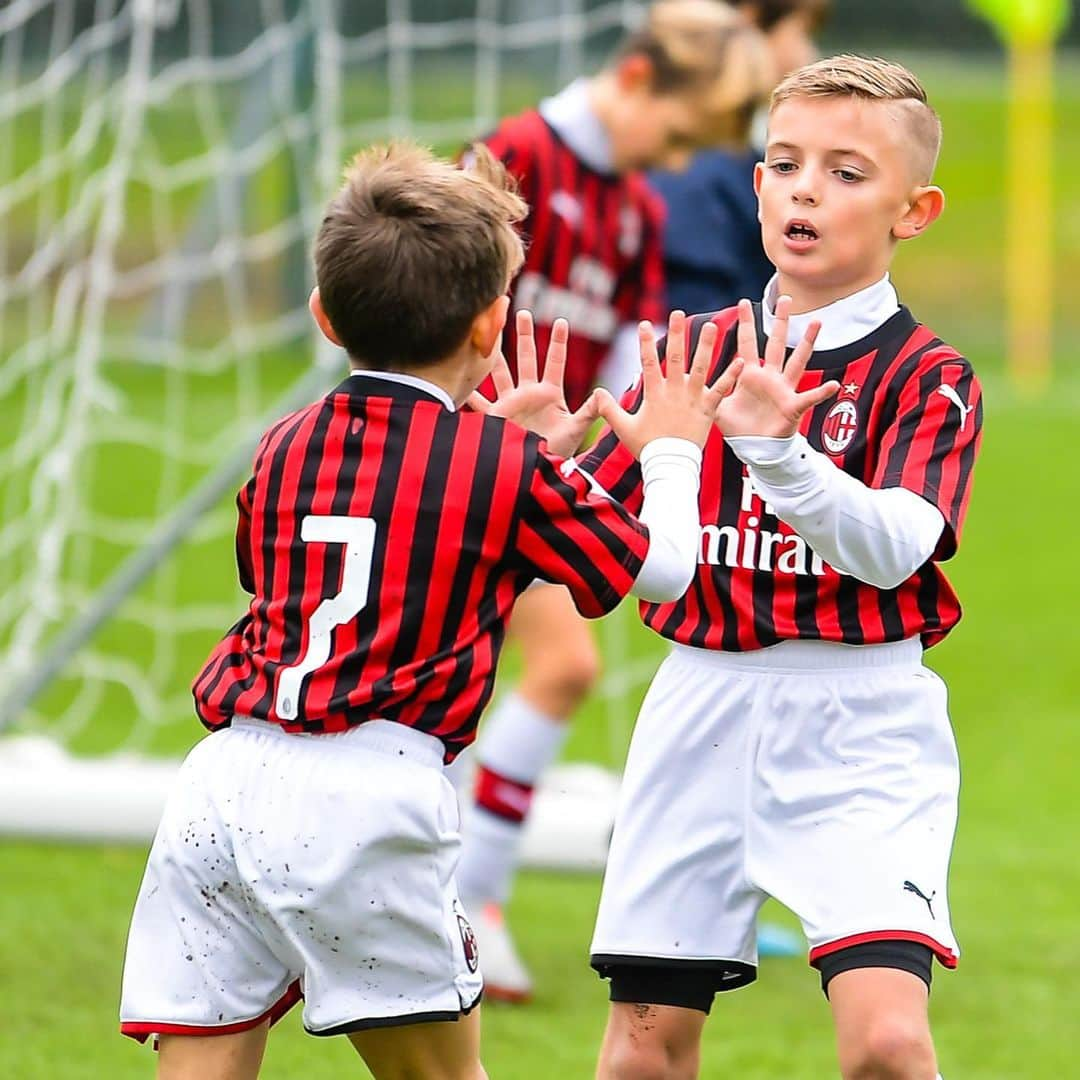 ACミランさんのインスタグラム写真 - (ACミランInstagram)「Little players ⚽ Big hearts ❤🖤 #SempreMilan #MilanYouth」11月17日 2時53分 - acmilan