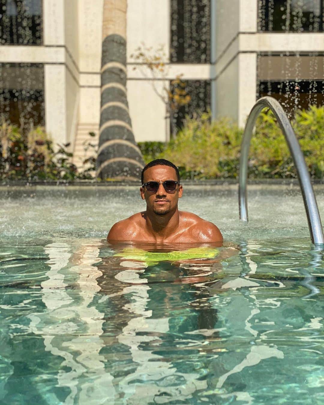 スコット・シンクレアのインスタグラム：「...Chilling 😐」