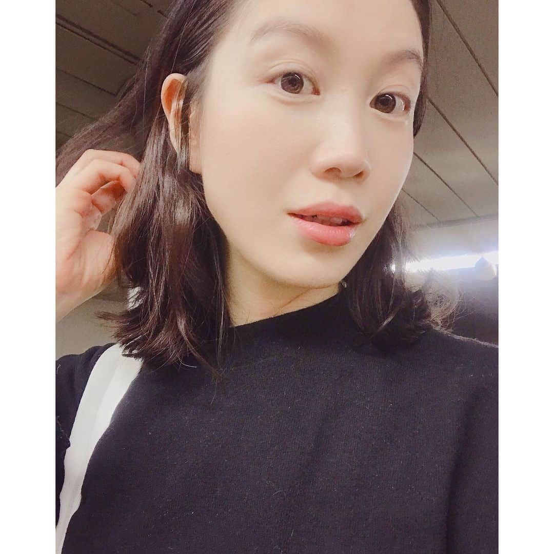 キタキマユさんのインスタグラム写真 - (キタキマユInstagram)「ストレートの時よりも、少し柔らかさとラフさが出て嬉しいです☺️✨✨✨ 髪の毛って面白い🌸✨ きくちの神様、この度も素敵なヘアにしてもらい、ありがとうございました💖  毎年恒例、マンションのロビーには、早くもツリーが飾られていました✨🎄✨ 一年て本当に早い…😵💕 #パーマかけた #ゆるふわパーマ  #ラックヘアー #ruckhair  #きくちの神様  #ありがとうございました🙏 #短くしようと思ってたけど逆にちょっと伸ばしてみることにしたのである💕 #newhair #myhair  #kitakimayu #キタキマユ」11月17日 3時11分 - kitakimayu_official