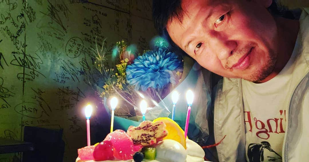 のインスタグラム：「VKF大阪　沖縄会館試合後に 神戸にあるリングソウルで、誕生日　＆　デビュー記念日を またま～た🎂💐祝って頂きました😆✌」