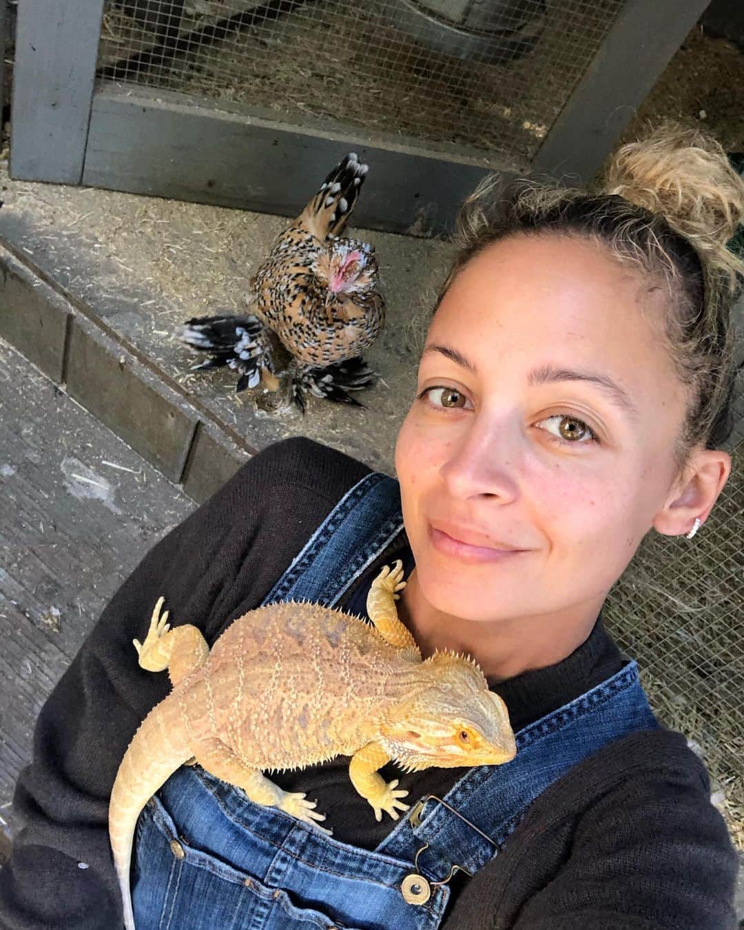ニコール・リッチーのインスタグラム：「Saturday morning!  #nikkifresh 🌞🥬🐓🥕🦎」