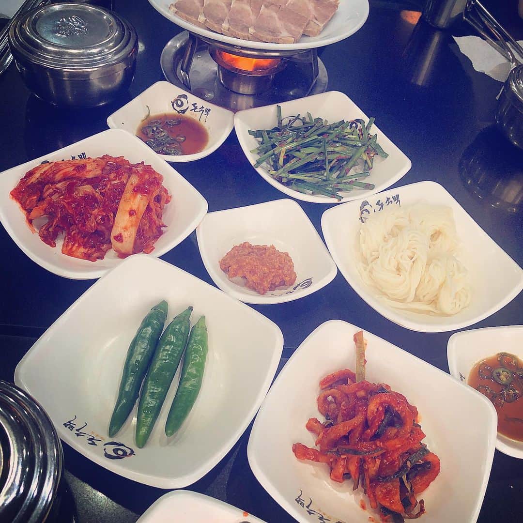 大山恵理乃さんのインスタグラム写真 - (大山恵理乃Instagram)「#韓国 #ソウル #ホンデ #デジクッパ . . . あかん、めちゃ旨い。 永遠に飲める。このスープ。 . . #24時間営業 なので、 朝ごはんからしっかりと こんな美味しいもの食べれるのは良い。 . . 注文したのは、 #돈탕반 と #돈수백 . . #弘大 #ホンデデジクッパ #弘大デジクッパ　#홍대 #ホンデ #홍대맛집 #돼지국밥」11月16日 18時57分 - erino_ohyama