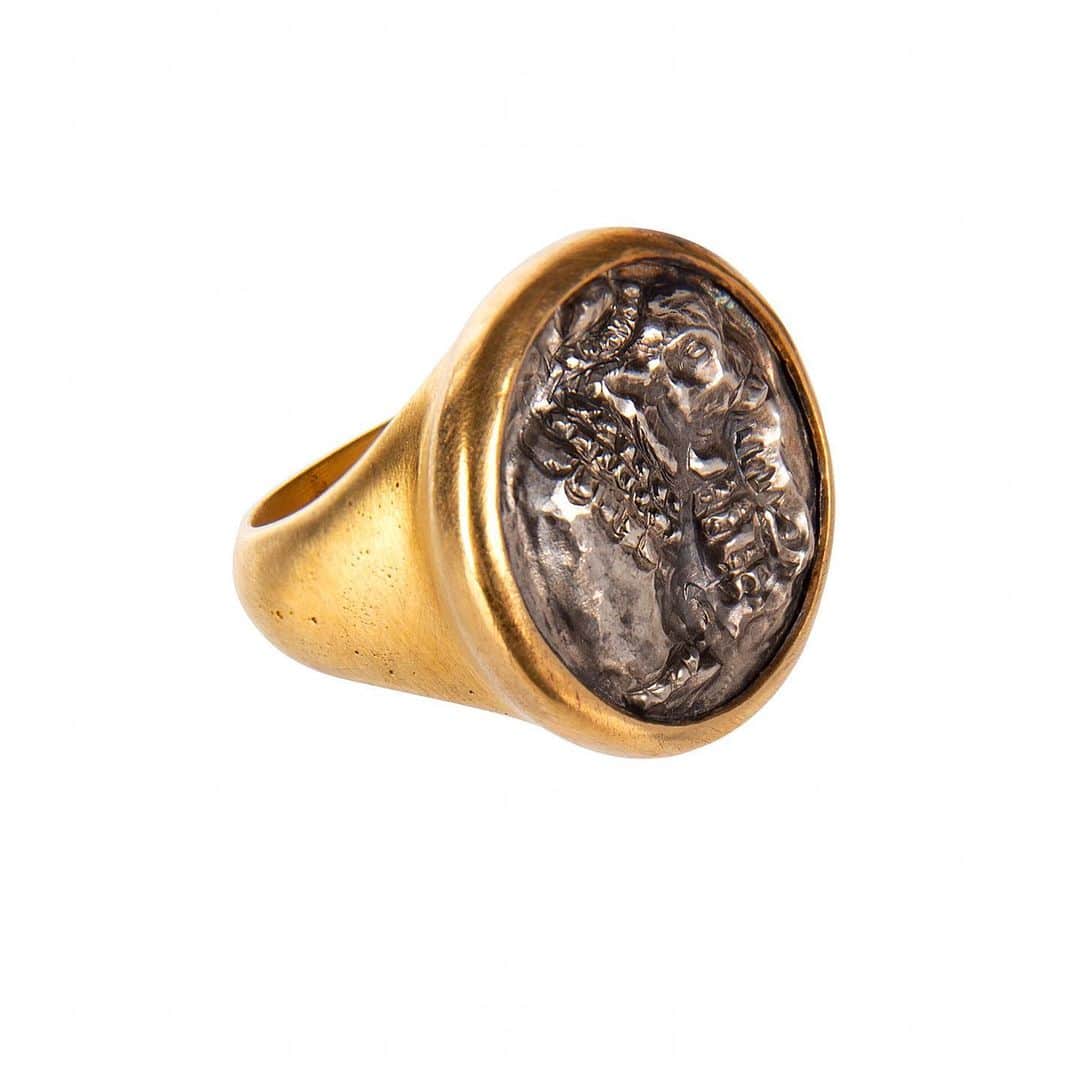のインスタグラム：「✨ GAJAH Unisex RING. ✨  A slice of history, a 3000 year old technique brought back by our Masters in Bali.  The “Tatah” technique. ⠀⠀⠀⠀⠀⠀⠀⠀⠀ Inspired by a 6th Century Indian coin known to bring prosperity, using the exact same technique “Tatah” that is fast disappearing. These coins  were used for trading between India and Indonesia.  Both countries we are supporting with our latest collection #lbxrmbespokegajah through social and environmental initiatives. ⠀⠀⠀⠀⠀⠀⠀⠀⠀ Coin rings were traditionally worn by indigenous communities in Indonesia.  They would set their inherited silver coins believed to bring them good fortune. ⠀⠀⠀⠀⠀⠀⠀⠀⠀ Created for @lovebrandclub with 10% of the proceeds going to combat #HumanElephantConflict @elephantfamily. ⠀⠀⠀⠀⠀⠀⠀⠀⠀ Available to pre-order in oxidised silver and solid gold. Order now for Christmas deliveries. ⠀⠀⠀⠀⠀⠀⠀⠀⠀ Limited Edition of 30. ⠀⠀⠀⠀⠀⠀⠀⠀⠀ . . . . . . . ⠀⠀⠀⠀⠀⠀⠀⠀⠀ #sustainableluxury #artisanmade #Culturalpreservation#ancientcoins #tatahtechnique #mensjewellery #ethicaljewellery #handmadewithlove #talisman #sterlingsilverjewelry #coinjewelry」