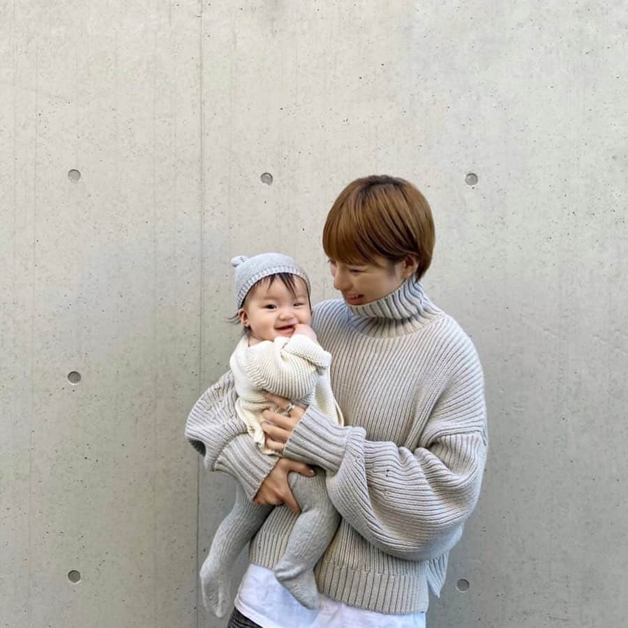 のインスタグラム：「🧸🧸🧸 #fashion #ootd #outfit #code #coordinate #style #titivate #titivatestyle #152せんちこーで #ティティベイト #ボリュームニット @titivatejp #ママコーデ #リンクコーデ #小夏のいる生活 ・ ・ ・ のんびり公園でお散歩👣 （最近小夏さん最近ずっと 指を噛んでるのだが、、、🙄💭） ・ そろそろニット1枚じゃ寒いかな⁉️ 今日はサイドのシルエットもお気に入りの 今年ヘビロテ中のボリュームニットを🧶」