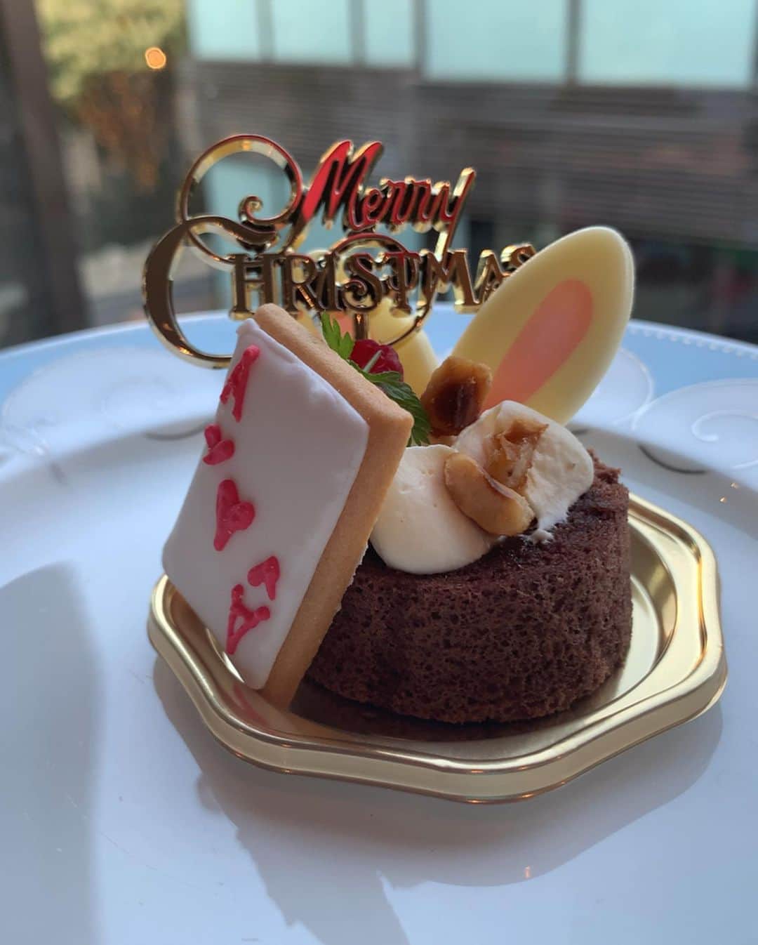 由井香織さんのインスタグラム写真 - (由井香織Instagram)「行きたかったアフターヌーンティー☕️ えみちゃんありがとう😍❗️予約したの私だったのに知らなかった🤣ここに付き合ってくれた上にプレゼントもサプライズで嬉しい🎁🥺✨ これかなり嬉しそうな写真🤣🤣 ✳︎ ✳︎ ✳︎ この時期のアフターヌーンティーは☕️ クリスマスバージョンで心躍ります🧁💓 ✳︎ ✳︎ ✳︎ ✳︎ #アリスのスイートティーパーティー  #アフターヌーンティー #クリスマス　#誕生日　#サプライズ」11月16日 18時54分 - yuikaori_y