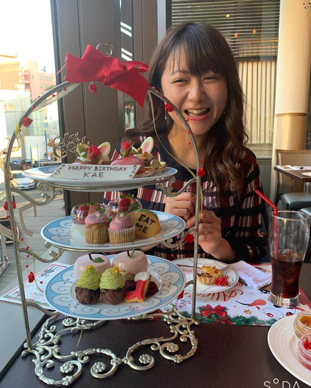 由井香織さんのインスタグラム写真 - (由井香織Instagram)「行きたかったアフターヌーンティー☕️ えみちゃんありがとう😍❗️予約したの私だったのに知らなかった🤣ここに付き合ってくれた上にプレゼントもサプライズで嬉しい🎁🥺✨ これかなり嬉しそうな写真🤣🤣 ✳︎ ✳︎ ✳︎ この時期のアフターヌーンティーは☕️ クリスマスバージョンで心躍ります🧁💓 ✳︎ ✳︎ ✳︎ ✳︎ #アリスのスイートティーパーティー  #アフターヌーンティー #クリスマス　#誕生日　#サプライズ」11月16日 18時54分 - yuikaori_y