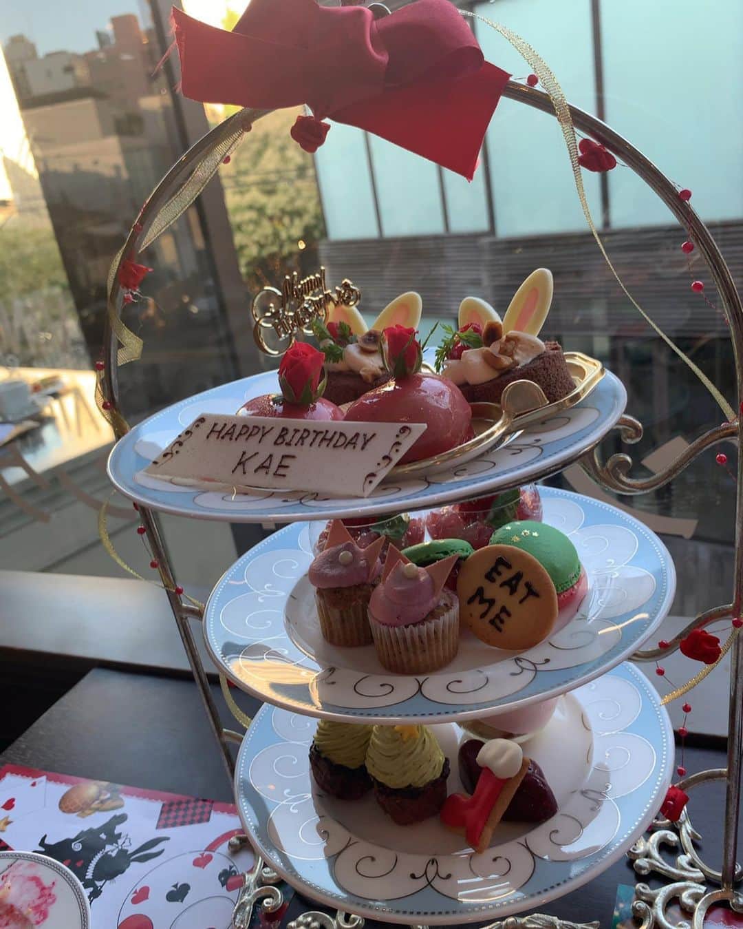 由井香織さんのインスタグラム写真 - (由井香織Instagram)「行きたかったアフターヌーンティー☕️ えみちゃんありがとう😍❗️予約したの私だったのに知らなかった🤣ここに付き合ってくれた上にプレゼントもサプライズで嬉しい🎁🥺✨ これかなり嬉しそうな写真🤣🤣 ✳︎ ✳︎ ✳︎ この時期のアフターヌーンティーは☕️ クリスマスバージョンで心躍ります🧁💓 ✳︎ ✳︎ ✳︎ ✳︎ #アリスのスイートティーパーティー  #アフターヌーンティー #クリスマス　#誕生日　#サプライズ」11月16日 18時54分 - yuikaori_y