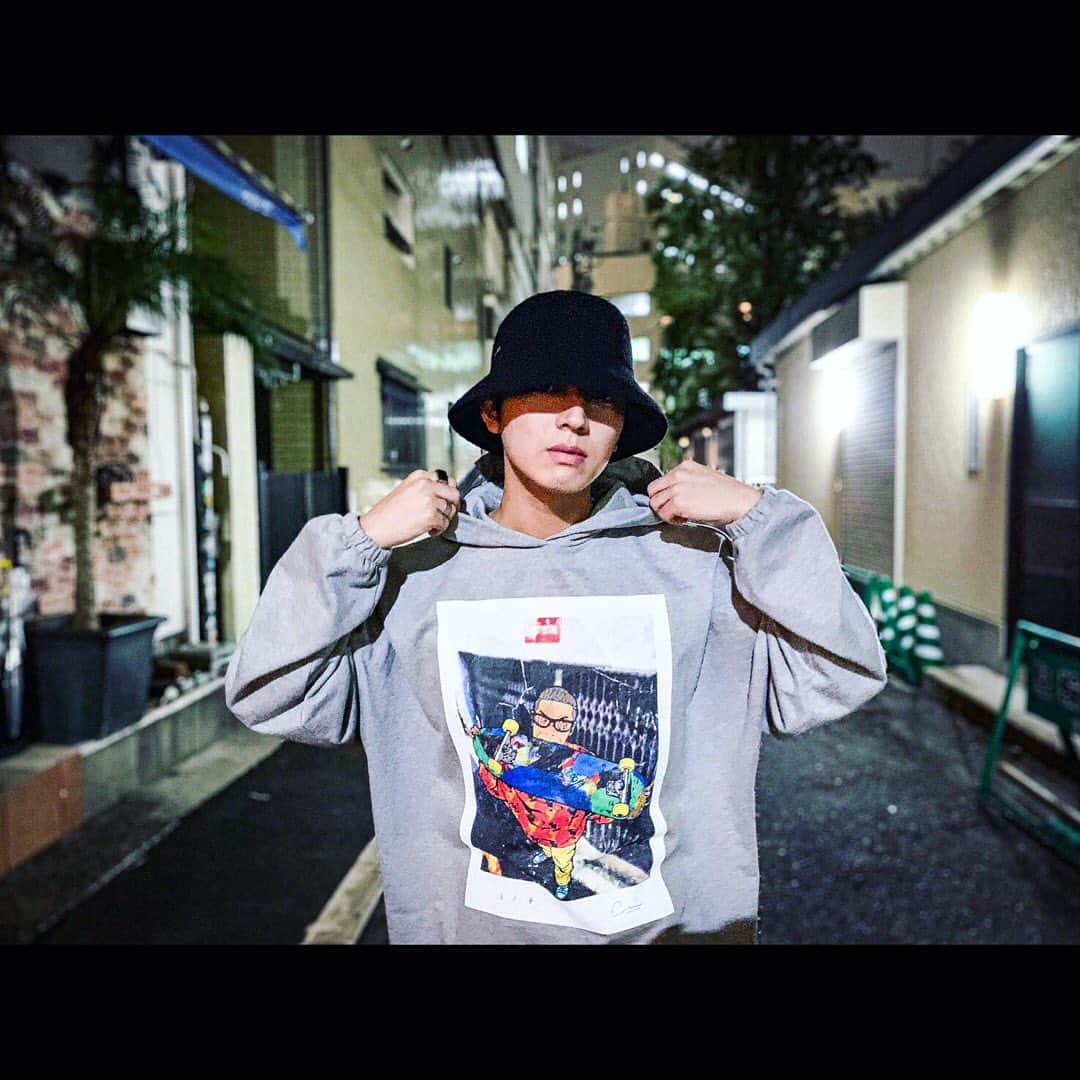 のインスタグラム：「@chrisnamaizawa さんの個展で購入させて頂いたパーカー。 とってもお気に入り。 黒とグレーでS.M.L.XLで各1着ずつの展開だったから、同じ服を持ってる人めっちゃ少ないけど！ もし出会ったら飲み行きたい。笑  #chrisnamaizawa  #現代アーティスト #現代アート  #modernart #youtherock ?? #portrait #portraitphotography  Photo by Minoru.」