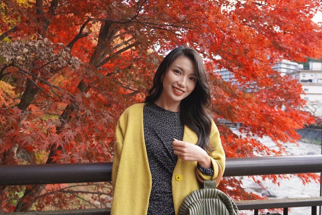 吉田愛璃のインスタグラム：「. . 紅葉が綺麗すぎた🥺🍁 . 綺麗すぎるから ノーフィルターノー加工で載っけちゃう✌︎( ˙-˙　)✌︎ . 一眼買ってよかった！楽しい！  #紅葉 #秋 #🍁 #季節を楽しむ #女子旅 #那須 #紅の吊り橋」