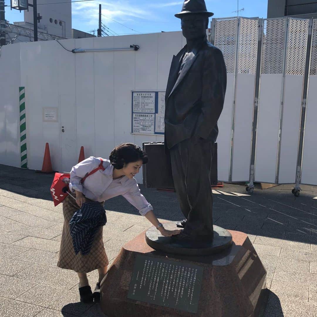 岸井ゆきののインスタグラム：「KinKi Kidsのブンブブーンありがとうございました！！😁 そして今夜は😢 NHK土曜ドラマ『少年寅次郎』 21:00〜最終回です。📺📺🐅 あっという間。さみしいな。 まだまだくるまやの中で生きていたかった！というのが本音です。 寅の最後を見届けてね。 柴又ロケの時に、参道をすこし散歩しました。 ここが寅さんの世界、ここから始まった！ 写真はおいちゃんが撮ってくれました。アリガト。 今夜もよろしくお願いします🐅🐅🥺 #少年寅次郎」
