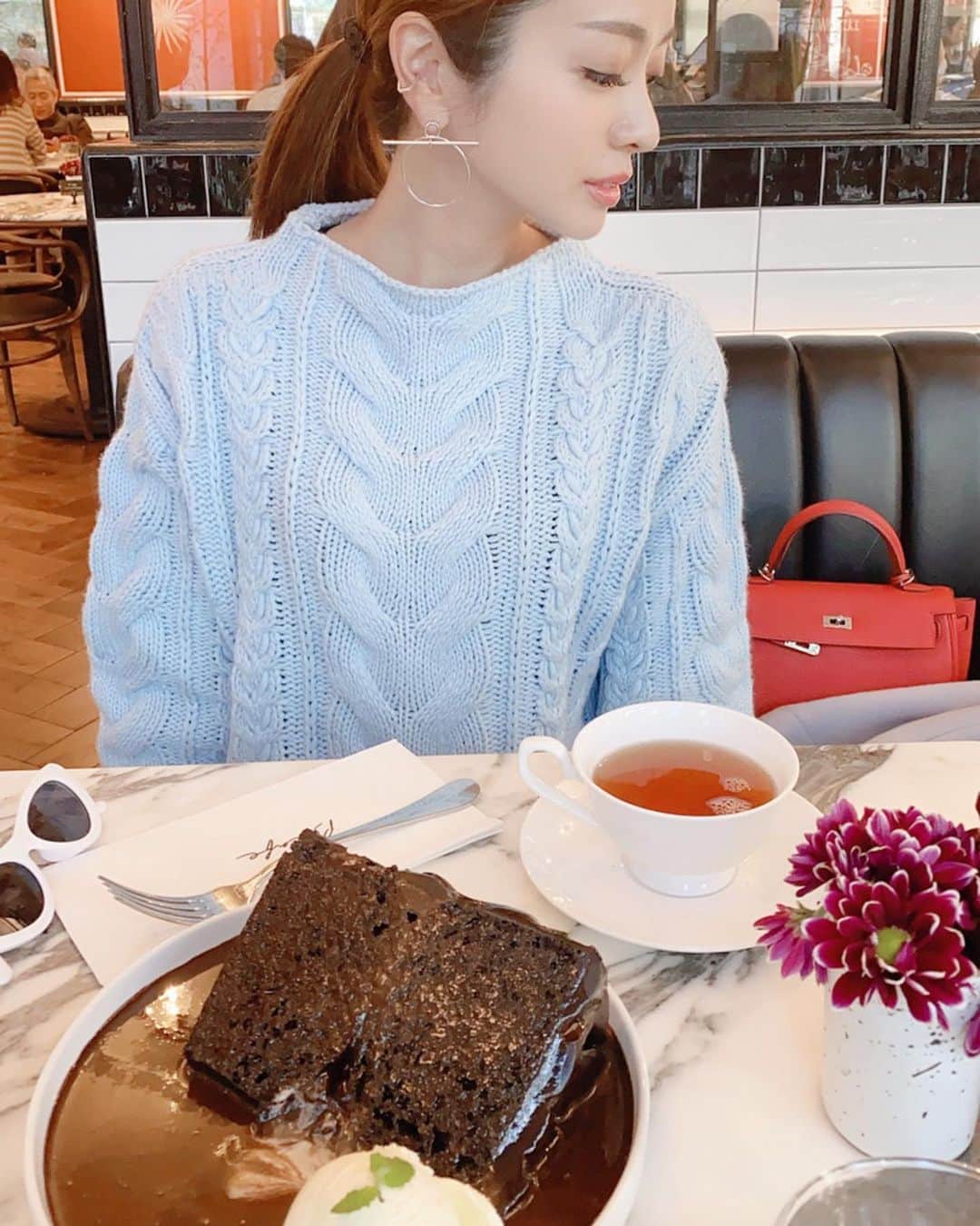 井上晃子さんのインスタグラム写真 - (井上晃子Instagram)「シンガポール発の"P.S CAFE"🌿🌿🌿 cheongdamに新しく☕️ 大きすぎるchocolate cake、甘いのよ。 . . #lycka の睫毛エクステ👀 今回は沢山つけてもらいました。 #pscafe#pscafecheongdam#cheongdam #seoul#akikiinseoul#清潭洞」11月16日 18時58分 - akiki_2015