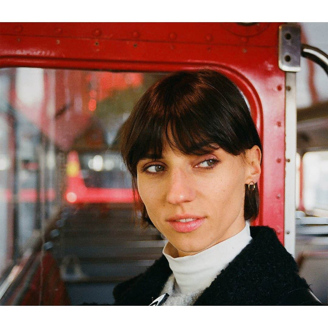 アンナ・キールバシンスカさんのインスタグラム写真 - (アンナ・キールバシンスカInstagram)「A tak to i mnie widzi @aleksandra___k 🥰  #analogphotography #london #analogportrait #tatemodern #barbican」11月16日 19時01分 - annakielbasinska