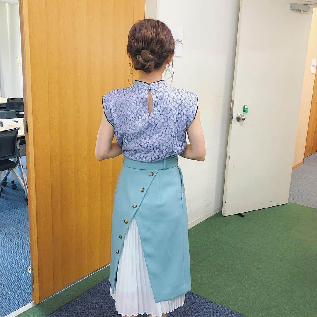 岡部玲子さんのインスタグラム写真 - (岡部玲子Instagram)「本日の衣装とヘアアレンジとアクセサリー✨ いつも上半身しか画面に映らないことが多く、ボトムスは私服のことも多いんですが、今日はトップスをインしてスカートも見せるという衣装だった為、珍しく上下写真も‼️ 実はタイトスカートの後ろがすーっごく素敵だったのです😍 上下の色合いも素敵すぎる😭✨ イヤリングは控えめなグレーパールで、ヘアスタイルは大好きゆるふわお団子😍 今日も感謝です🙏✨ 今日はこれから明日の仕事に向けて準備✏️ 頑張ります💪 馬券は京都の最終の馬連とワイド的中するも…ちょっとだけマイナスです🤣  #岡部玲子 #子育て #主婦 #アラフォーママ #タレント #レポーター #40代 #キャスター #アナウンサー#競馬キャスター #フリーアナウンサー #女子アナ #衣装 #生放送 #アクセサリー #ヘアメイク #mama #talent #reporter #instagood #f4f #hairarrange #tvshow #tvstation #japan #japanese #happylife」11月16日 19時02分 - reiko_okabe