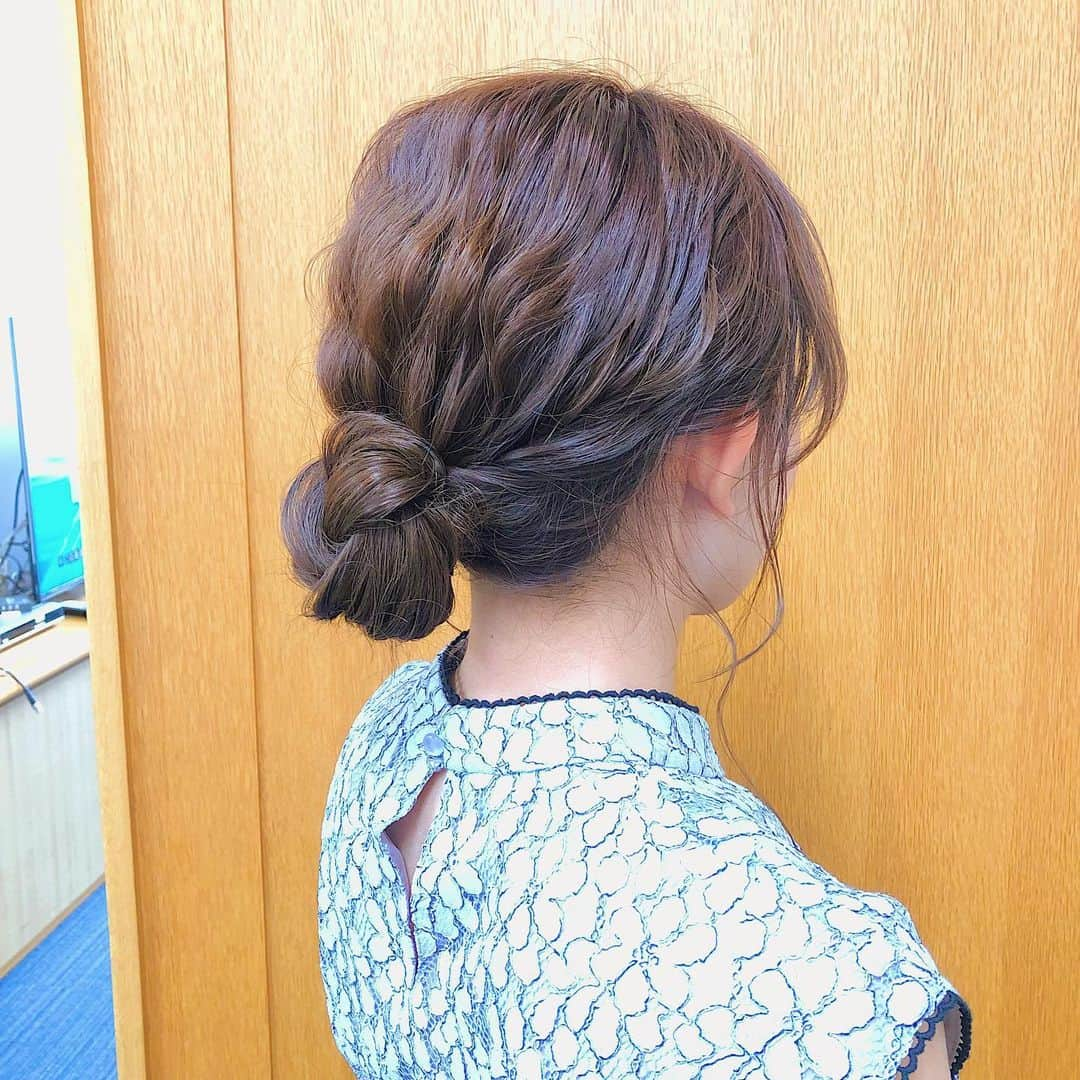 岡部玲子さんのインスタグラム写真 - (岡部玲子Instagram)「本日の衣装とヘアアレンジとアクセサリー✨ いつも上半身しか画面に映らないことが多く、ボトムスは私服のことも多いんですが、今日はトップスをインしてスカートも見せるという衣装だった為、珍しく上下写真も‼️ 実はタイトスカートの後ろがすーっごく素敵だったのです😍 上下の色合いも素敵すぎる😭✨ イヤリングは控えめなグレーパールで、ヘアスタイルは大好きゆるふわお団子😍 今日も感謝です🙏✨ 今日はこれから明日の仕事に向けて準備✏️ 頑張ります💪 馬券は京都の最終の馬連とワイド的中するも…ちょっとだけマイナスです🤣  #岡部玲子 #子育て #主婦 #アラフォーママ #タレント #レポーター #40代 #キャスター #アナウンサー#競馬キャスター #フリーアナウンサー #女子アナ #衣装 #生放送 #アクセサリー #ヘアメイク #mama #talent #reporter #instagood #f4f #hairarrange #tvshow #tvstation #japan #japanese #happylife」11月16日 19時02分 - reiko_okabe