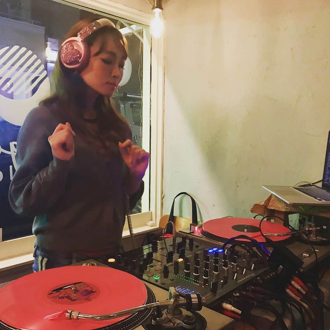 MAYUMIさんのインスタグラム写真 - (MAYUMIInstagram)「大好きな人達に囲まれながらの DJは最高🎧🥰 辻堂にある @congeetable で DJしてきました🎧  お揃いのピアスもプレゼントしていただきましたyo🎁💖#happy  いつもありがとう♡  #silva #dj #femaledj #djmayumi #tsujido #congeetable #汁bar」11月16日 19時03分 - djmayumi