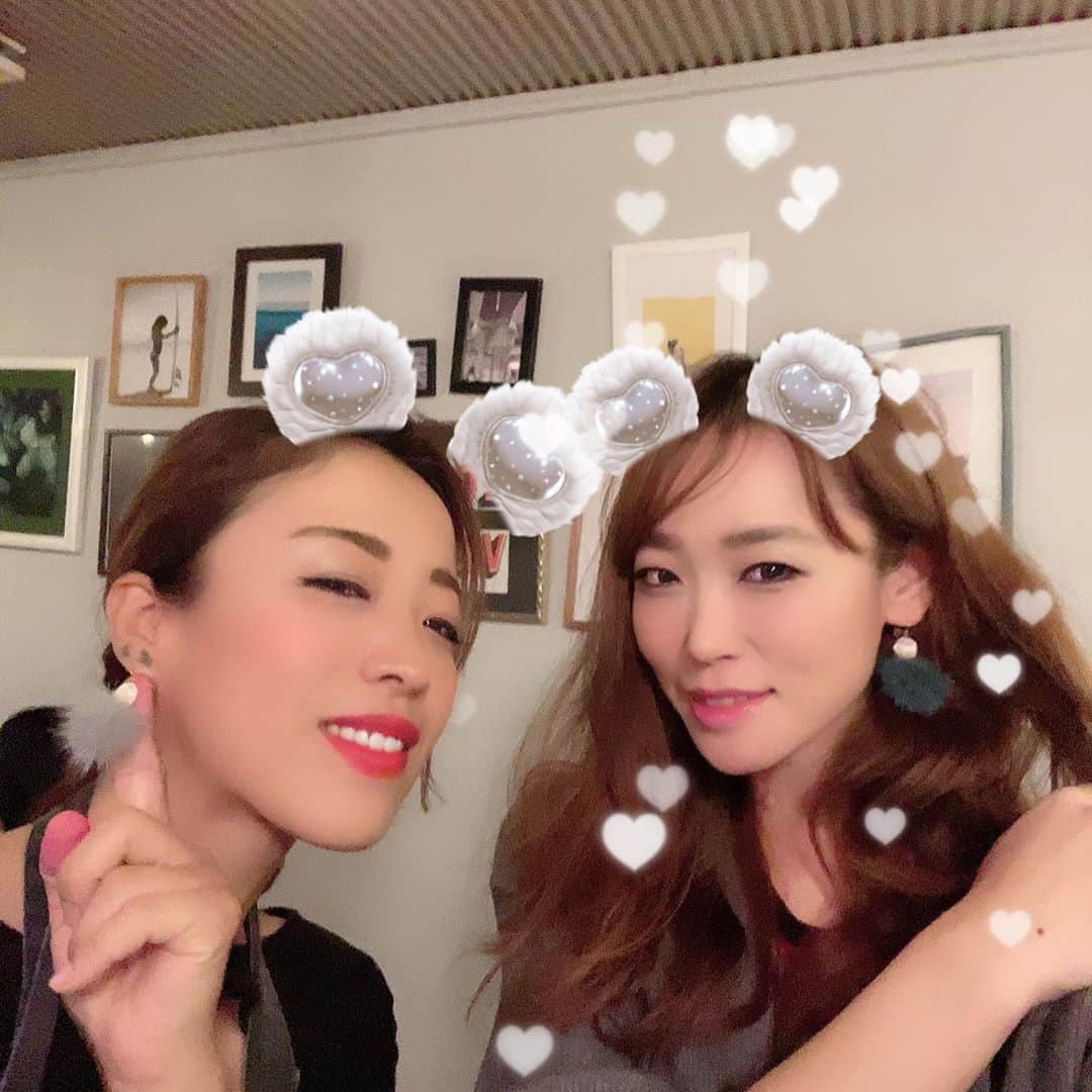 MAYUMIのインスタグラム：「大好きな人達に囲まれながらの DJは最高🎧🥰 辻堂にある @congeetable で DJしてきました🎧  お揃いのピアスもプレゼントしていただきましたyo🎁💖#happy  いつもありがとう♡  #silva #dj #femaledj #djmayumi #tsujido #congeetable #汁bar」
