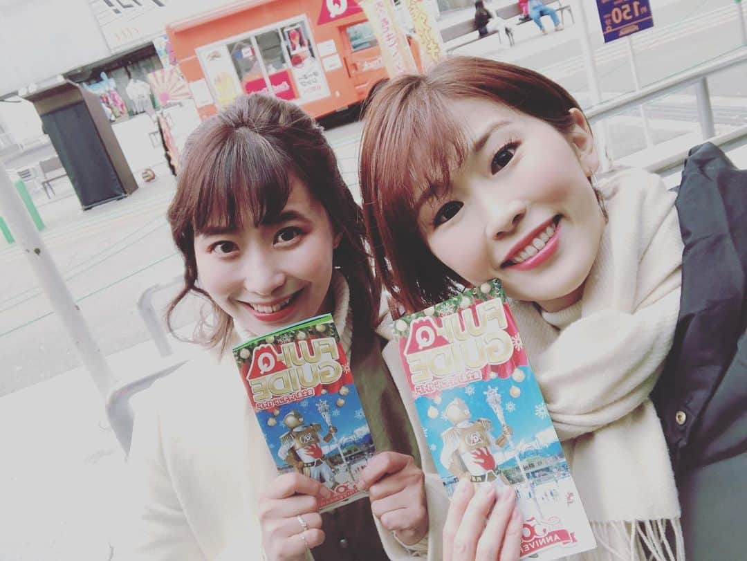 小松千絵さんのインスタグラム写真 - (小松千絵Instagram)「RSK時代の同期、たむちゃんが山梨に遊びにきてくれました✨嬉しい😆  2人で#富士急ハイランド へ♬ たくさんのアトラクションに乗れました✨  クリスマスのイルミネーションも綺麗だった〜❤️ たむちゃんとの山梨旅はまだまだ続きます♬  #2人ともホラーは苦手なのにお化け屋敷に入ってしまい #アンパンマンの歌をうたいながら乗り切りました #FUJIYAMA #高飛車 #鉄骨番長 #絶叫マシン #昔は連続で乗れたのに #もう乗れない #夜は焼肉 #ぼくり #私はこの時期になると #おしゃれより防寒が優先になり #服装がちょいダサになります #ちょいダサ #寒がり #同期 #岡山 #山陽放送 #おいでよ山梨」11月16日 19時03分 - komao_chie