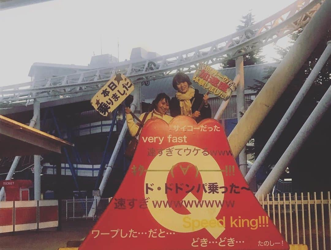 小松千絵さんのインスタグラム写真 - (小松千絵Instagram)「RSK時代の同期、たむちゃんが山梨に遊びにきてくれました✨嬉しい😆  2人で#富士急ハイランド へ♬ たくさんのアトラクションに乗れました✨  クリスマスのイルミネーションも綺麗だった〜❤️ たむちゃんとの山梨旅はまだまだ続きます♬  #2人ともホラーは苦手なのにお化け屋敷に入ってしまい #アンパンマンの歌をうたいながら乗り切りました #FUJIYAMA #高飛車 #鉄骨番長 #絶叫マシン #昔は連続で乗れたのに #もう乗れない #夜は焼肉 #ぼくり #私はこの時期になると #おしゃれより防寒が優先になり #服装がちょいダサになります #ちょいダサ #寒がり #同期 #岡山 #山陽放送 #おいでよ山梨」11月16日 19時03分 - komao_chie