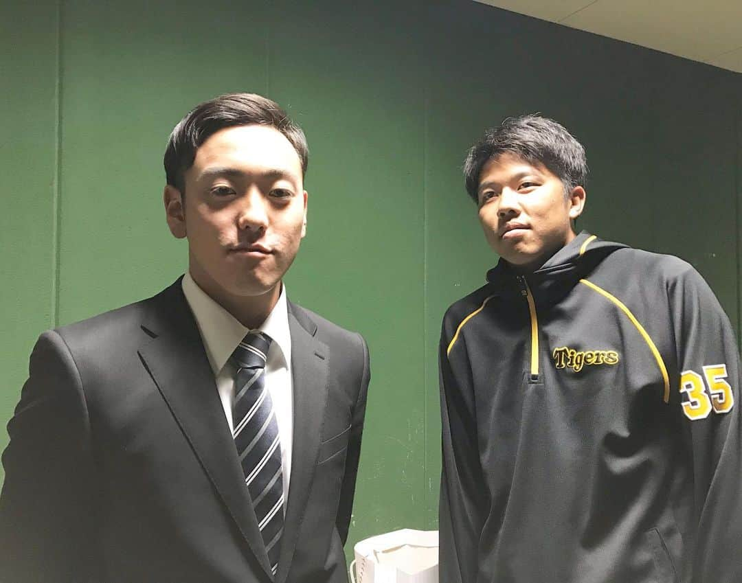 阪神タイガースさんのインスタグラム写真 - (阪神タイガースInstagram)「今日、安芸キャンプに新人の遠藤成選手、藤田健斗選手、及川雅貴選手、奥山皓太選手そして小川一平選手が見学に来ました！ #遠藤成 選手 #藤田健斗 選手 #及川雅貴 選手 #奥山皓太 選手  #小川一平 選手 #新入団選手 に混ざる #才木浩人 選手 #秋季キャンプ #阪神タイガース」11月16日 19時09分 - hanshintigers_official