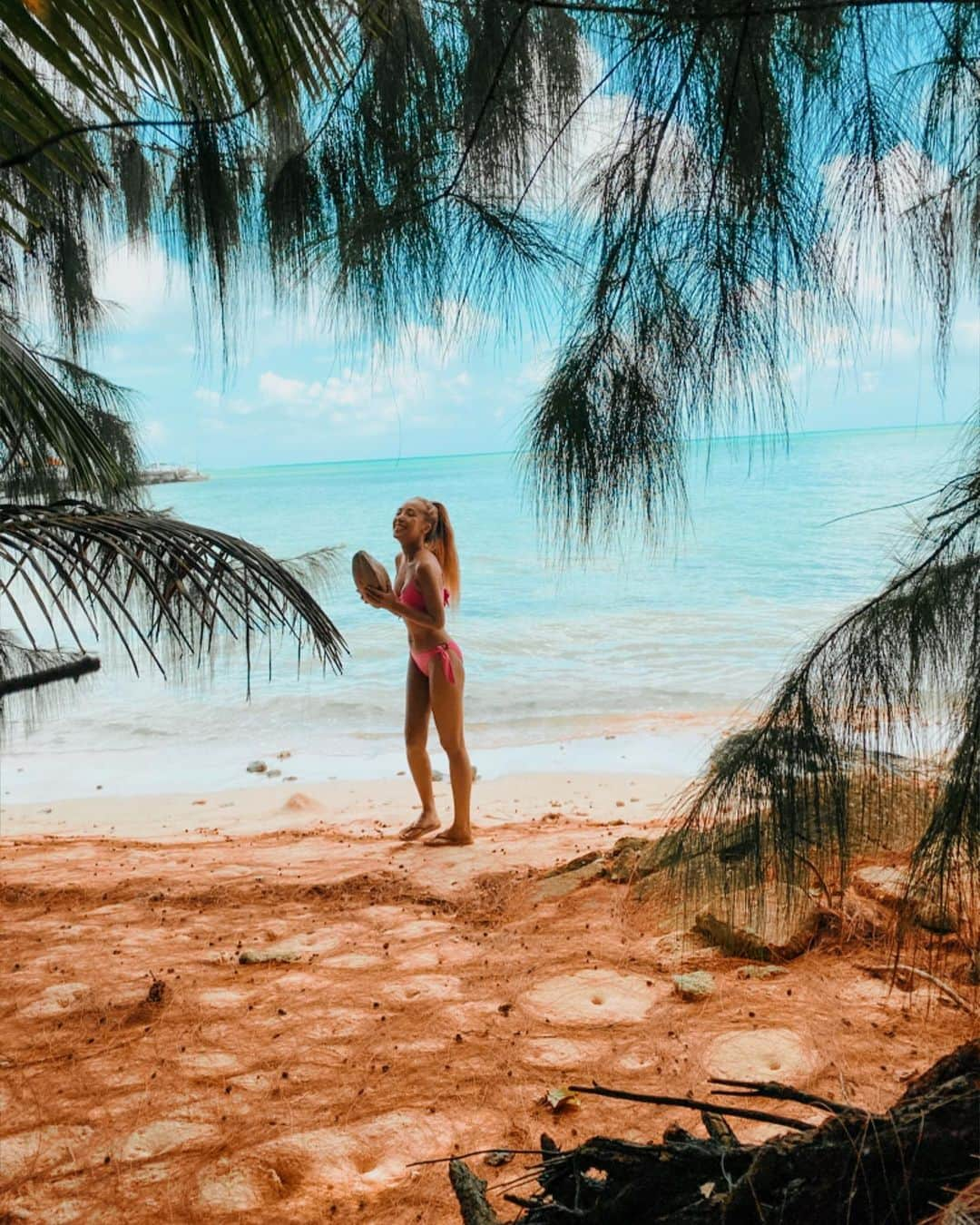 ユミ さんのインスタグラム写真 - (ユミ Instagram)「MOANA vibes🥥🌴⛵﻿ ﻿ ﻿ 空と海が出会うトっコ〜ロは﻿〜 どれほど遠いの〜💞⛵﻿ と、やってきた﻿ ココナッツがゴロゴロしてるcocos島🥥﻿ あたしの顔より長いの見つけた！愛しみ笑笑﻿ 色までおんなじ🤣🤣スキ😂✌🏾🌴笑﻿ ﻿ ﻿ #islandvibes#islandlife#cocosisland﻿ #sunkissedlife#coconut#bikini#beach#moana#blue#happy#happylife」11月16日 19時15分 - yuminchu1029