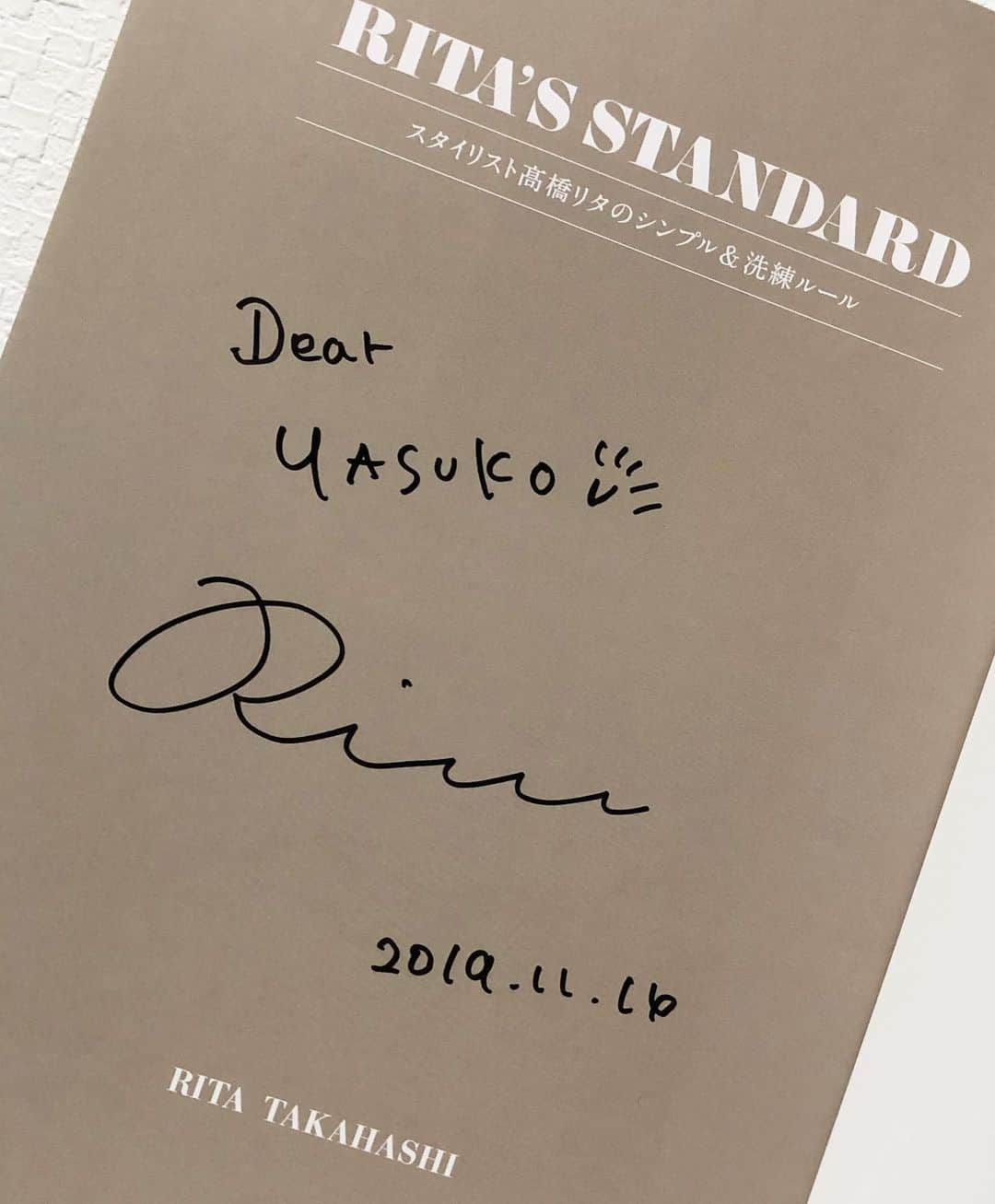 進藤やす子さんのインスタグラム写真 - (進藤やす子Instagram)「なんと！高橋リタさん、私のことご存知だったんです😭✨ 「おしゃれなイラストの！」と言っていただいて足10cmくらい浮き上がりました。はぁ〜 長い間描いてるとこんなご褒美みたいなことがあるんですね✨ リタさん素敵で気さくで益々ファンに。あまり緊張しない私もあわあわ、そしてミーハーが炸裂してしまった〜❤️ （サイン、家宝にします✨） . また会場では、お隣に座られた方（トフのバッグ、色違いでした！）から「進藤やす子さんですよね？」と言っていただき感激！インスタのフォロワーさんだそう✨ . 嬉しいことが立て続けにあって"これからも仕事頑張ろう！" と思った土曜日でした😆（ゲンキン） . . #高橋リタ さん #高橋リタさん コラボバッグ #発売記念 #トークショー #toffandloadstone  #ritasstandard」11月16日 19時11分 - yasukoshindo