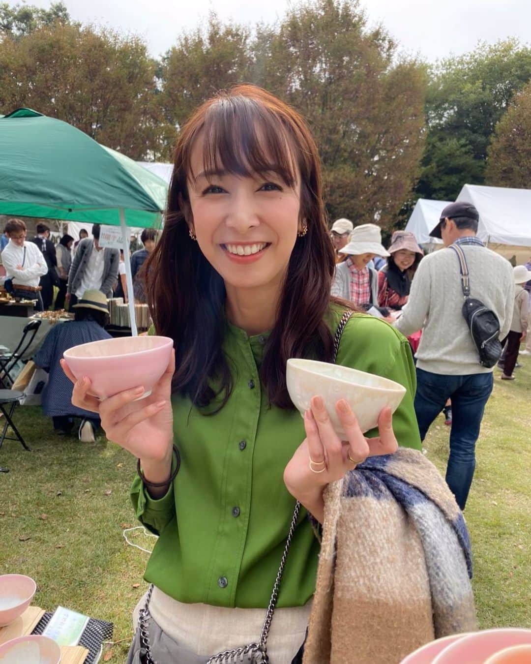 森美紅のインスタグラム：「ちょっと前になりますが#学びの森 で行われた#マーケット日和 に行ってきました！年々規模が大ききなるこのイベント‼︎ 雑貨、服、スイーツ…とにかく全てがオシャレ〜居るだけで女子力やオシャレ度上がる…気がする☺️笑  この日は写真に写っているピンクのお茶碗をお迎えしました💕器選んでる時って最高に幸せ〜！！ #マーケット日和 #各務原 #器好き #森美紅 #学びの森」