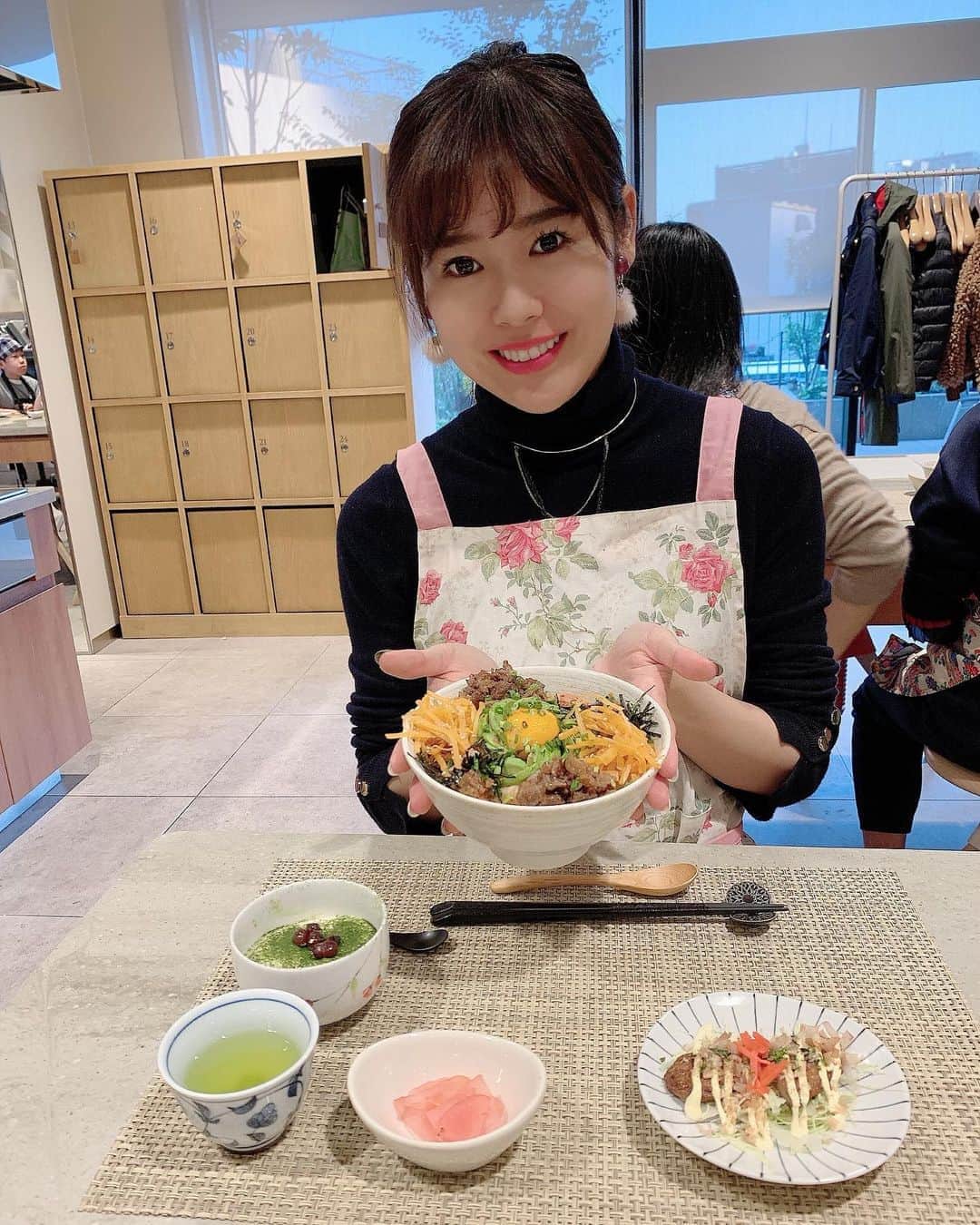 小日向えりのインスタグラム：「友人の料理家の #北村みゆき ちゃんが講師の「頑張りすぎない華やかごはん」と#まるごとにっぽん のコラボイベント🙌に参加したよ🍳 南九州市の黒豚味噌入りのビビンバ、知覧茶と一緒にいただきました☺️💕 母と祖母が鹿児島出身なので昔から豚味噌はだーい好き！ビビンバに入れても美味しいね😋  #村井美樹 ちゃん #みーぽん 歴女仲間と久しぶりに会えて楽しかったー❣️ そして今日は… みきちゃん誕生日おめでとう🎂🎁🎊」