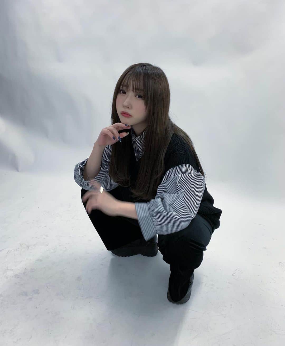 おもてちゃんのインスタグラム：「. 以前レディース新作のベロアパンツを載せたときに、質感の分かる写真も載せると記載したので、3枚目で伝わるかな？ 本当に脚長に見えてお気に入り〜 普段からめちゃくちゃ履いてます︎☺︎ #m_mignon」