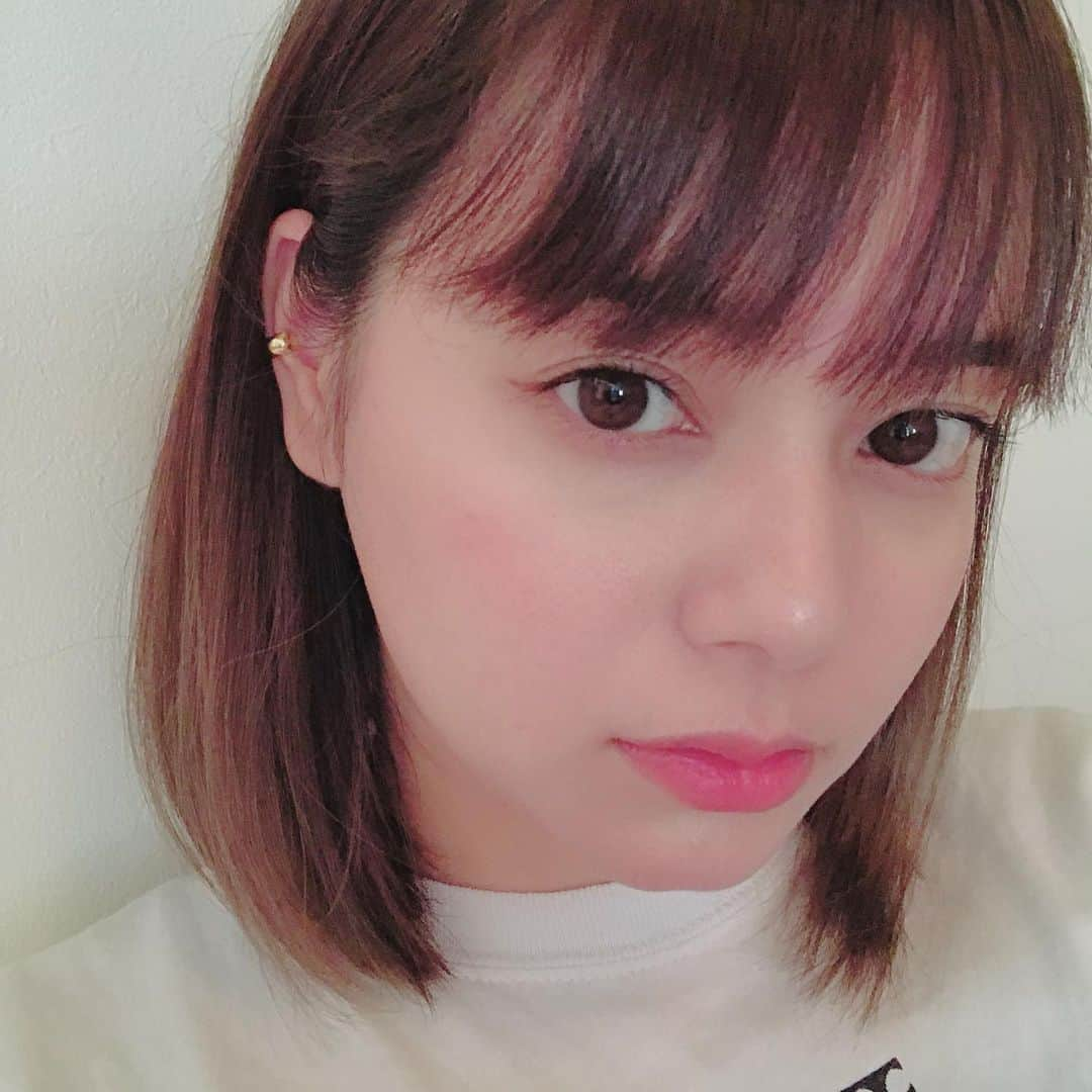 岸本セシルのインスタグラム：「素敵なear cuff🌙🌙🌙 珍しくgoldです。 ぷっくりしてて可愛いのー！ 髪の毛耳にかけたくなるね  @stellarhollywood  ドヤ顔3連発でお届けします💁🏼‍♀️ ※3枚目に関してはイヤカフ写ってないやんかい！  #earcuff #ドヤ顔キメ顔 #こうやって盛れる角度探してるのバレる笑 #前髪だいぶ伸びたどうしよかな」