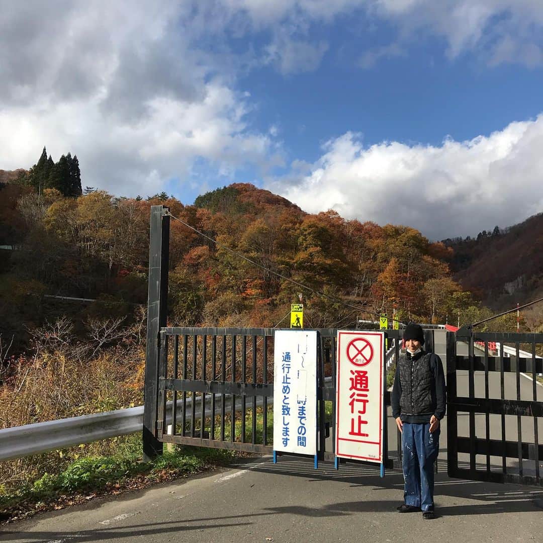 本坊元児さんのインスタグラム写真 - (本坊元児Instagram)「花山の398号線は通行止めになっていました。 仙台藩の関所もあってかっちょよかった。 花山は今週末、新そば祭りです。 #新そば」11月16日 19時26分 - honbouganji