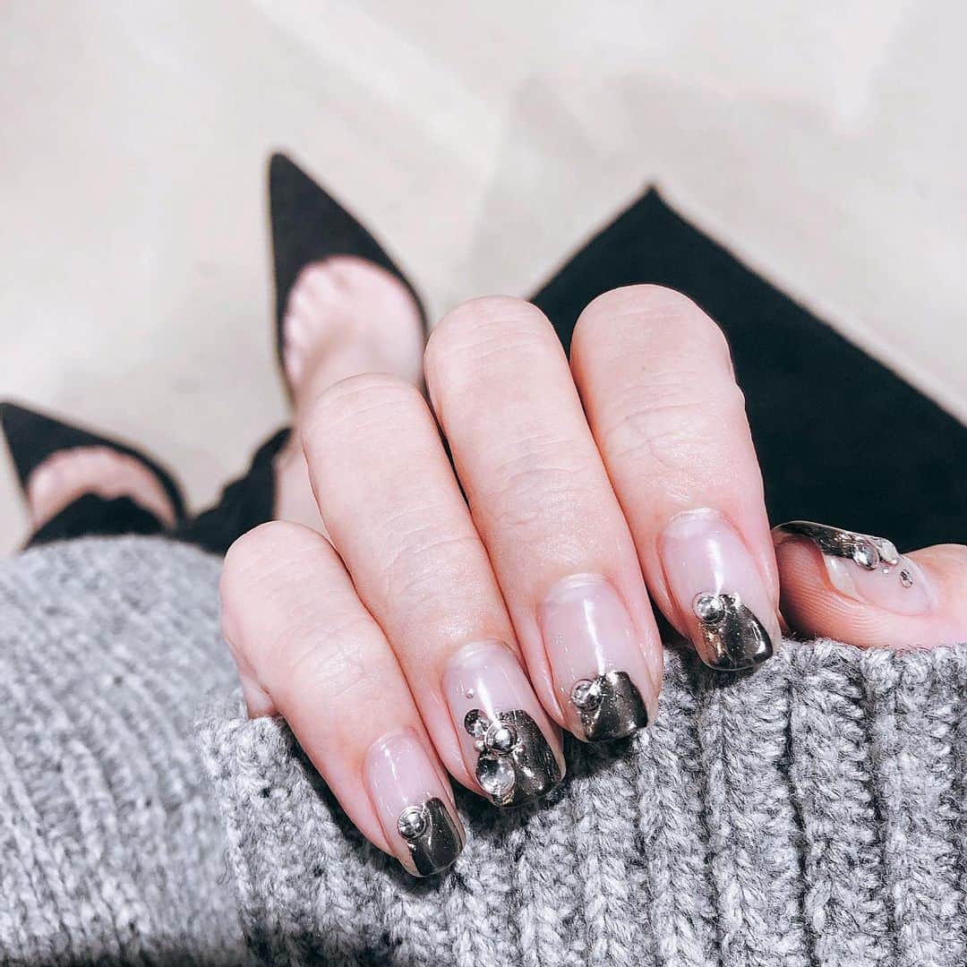 カオルコさんのインスタグラム写真 - (カオルコInstagram)「nails  #fashion #hand #nails #metallic #nailjewels #art #ネイル ミラーネイルの下地はブラックだから、ミラーもパキッとしてる。」11月16日 19時35分 - ka_ruk_