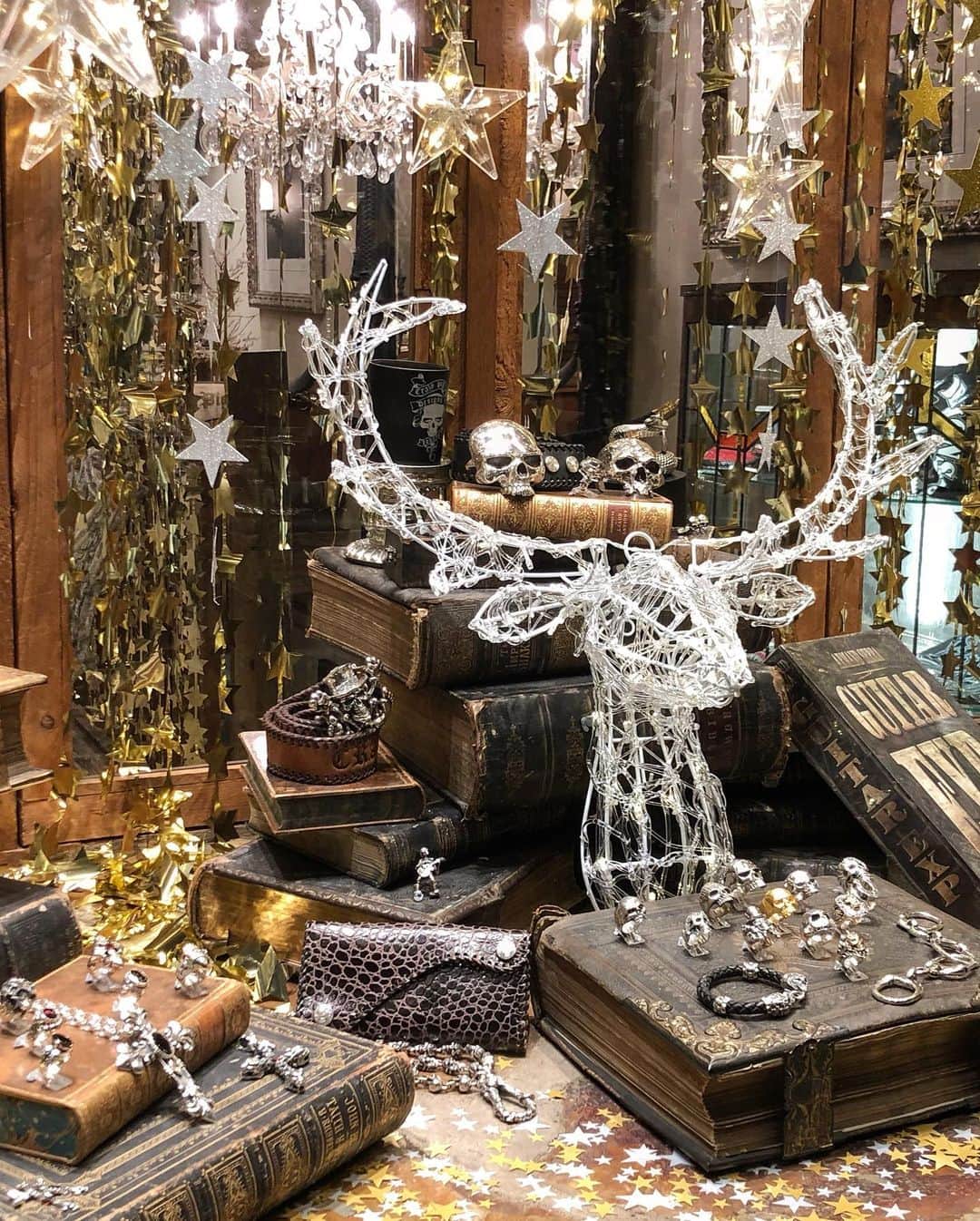 クレイジーピッグさんのインスタグラム写真 - (クレイジーピッグInstagram)「🎄 Our decorations are up! Exclusive custom work being added in store only just in time for Christmas! Don’t miss out on the one-offs 🎁 #Christmas #oneoff #design #customjewellery #gothicjewellery #solidsilver #rings #necklaces #gemstones #healingstones #heavymetal #metalwork #sparkle #christmasshopping #london #skulls」11月16日 19時39分 - crazypigdesignslondon