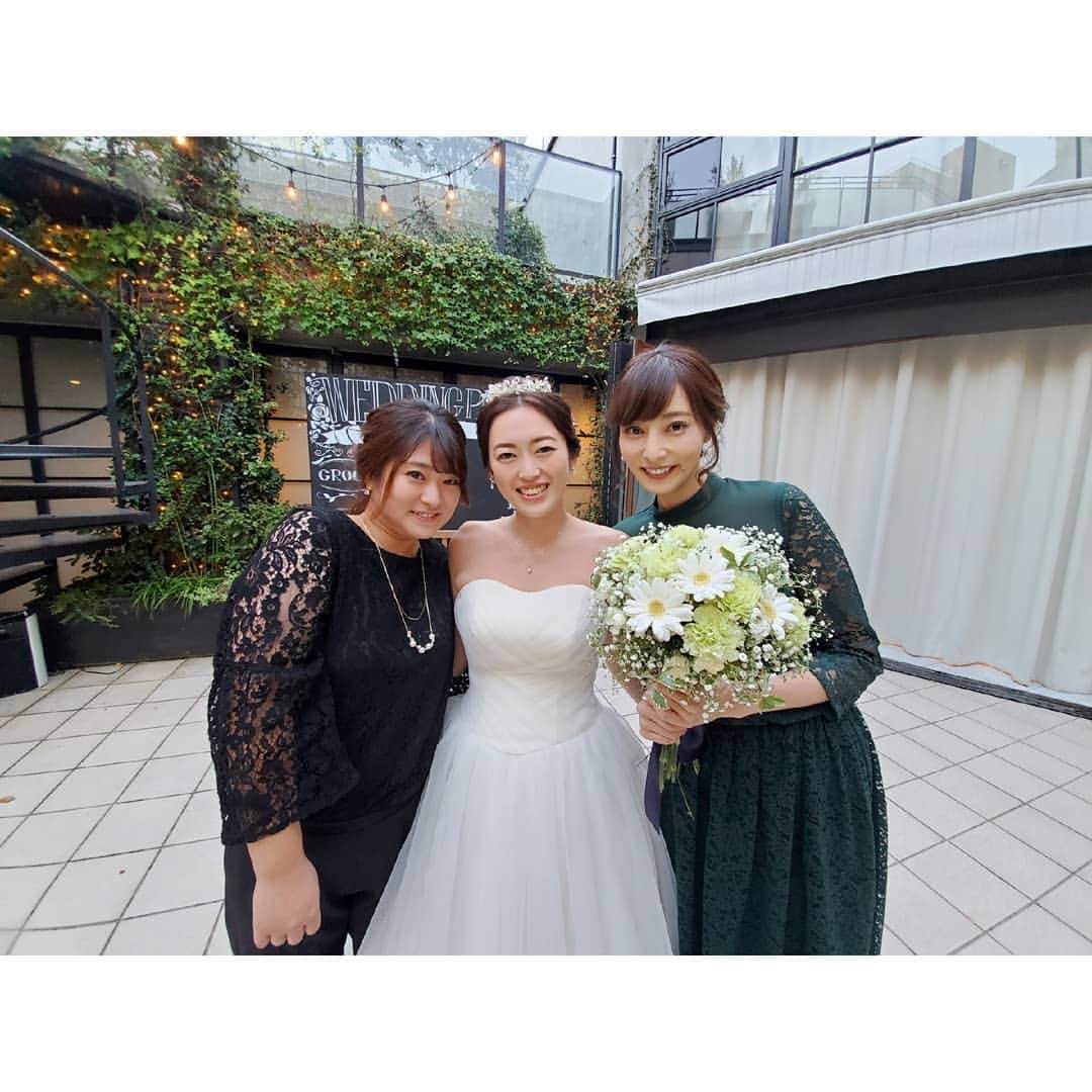 池田夏希さんのインスタグラム写真 - (池田夏希Instagram)「あこちゃん(@a.k.o.62 )結婚式💒 . 私のお誕生日に地元の島根で結婚式を挙げた親友♡ そして先日東京での披露宴が行われ、入場から泣く私…😭💕 1枚目の写真のブーケは、その場に居た人の中で結婚してないのが私だけだったので花嫁からのプレゼント💐(笑) . 沢山の方たちから愛されている夫婦👫 泣いて笑ってとても素敵な披露宴でした✨ こんなに綺麗で家庭的なあっちゃんがお嫁さんなんて旦那さんは幸せ者だ💖 あっちゃん本当におめでとう😊👏 . #あこ #あっちゃん #親友 #結婚式 #披露宴 #結婚パーティー #島根 #東京 #美しすぎる花嫁 #綺麗 #見とれた #入場から泣いてた #周りに笑われた #wedding #happywedding #reception #weddingparty #shimane #tokyo #closefriend #beautiful #toobeautifulbride #congratulations #instaphoto #instalove #instawedding」11月16日 19時43分 - natsukiikeda624