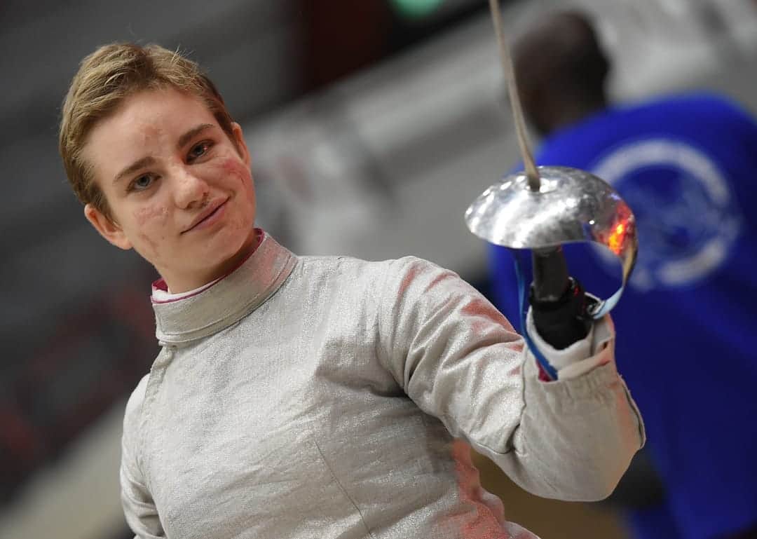 ベアトリーチェ・ヴィオのインスタグラム：「Per ora sciabolo meglio con le bottiglie 🍾 ma presto mi prenderò le mie soddisfazioni anche in pedana! 🤺  L’emozione più grande di ieri è stato l’oro di @rosspask 💕 Quando vince una compagna di squadra vince tutta l'Italia! 🇮🇹 E oggi... sotto col fioretto 💪🏻 . 📸 @photopavia / #bizziteam . . .  #Fly2Tokyo #Paralympics #Tokyo2020 #CoppaDelMondo #Scherma #Federscherma #ItaliaTeam #WeelchairFencing」