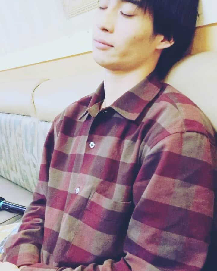 岩義人のインスタグラム：「明日のアニソンを歌う岩義人 なんの歌でしょ 音消し忘れてクイズになってなかったから上げ直し笑笑 #対バン #柏616 #artist」
