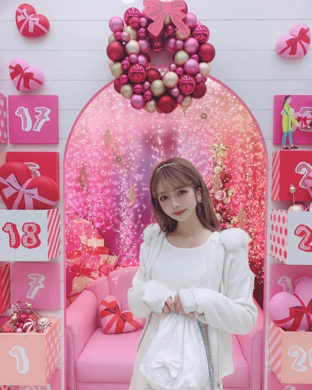 エリンコさんのインスタグラム写真 - (エリンコInstagram)「🎄🎁🍰💝 . 新宿小田急のモザイク通りにある 可愛いすぎるフォトブース😍🎁💕 . ちょうど新宿に予定あって撮れた❣️❣️ みずきちゃんともーみちゃんとしおちゃんが載せてて 可愛いすぎて気になってたの💓💗💖 . ホワイトコーデしたよっっ💘 . ワンピース @mercuryduo_com パーカー @mischmasch_official バッグ @pinkhouse_press ブーツ @enpunto_official . バッグはもーすぐ発売するから 楽しみにしててねっ♡ . #pink #ピンク #クリスマス #christmas #ホワイトコーデ #white #whitecode #リース #新宿 #小田急新宿 #モザイク通り #インスタ映え #期間限定 #ピンクブース #えりんコーデ #えりんこヘアアレンジ #マーキュリーデュオ #ミッシュマ #ピンクハウス  #enpunto #chanel #fashion」11月16日 20時07分 - erinko0315