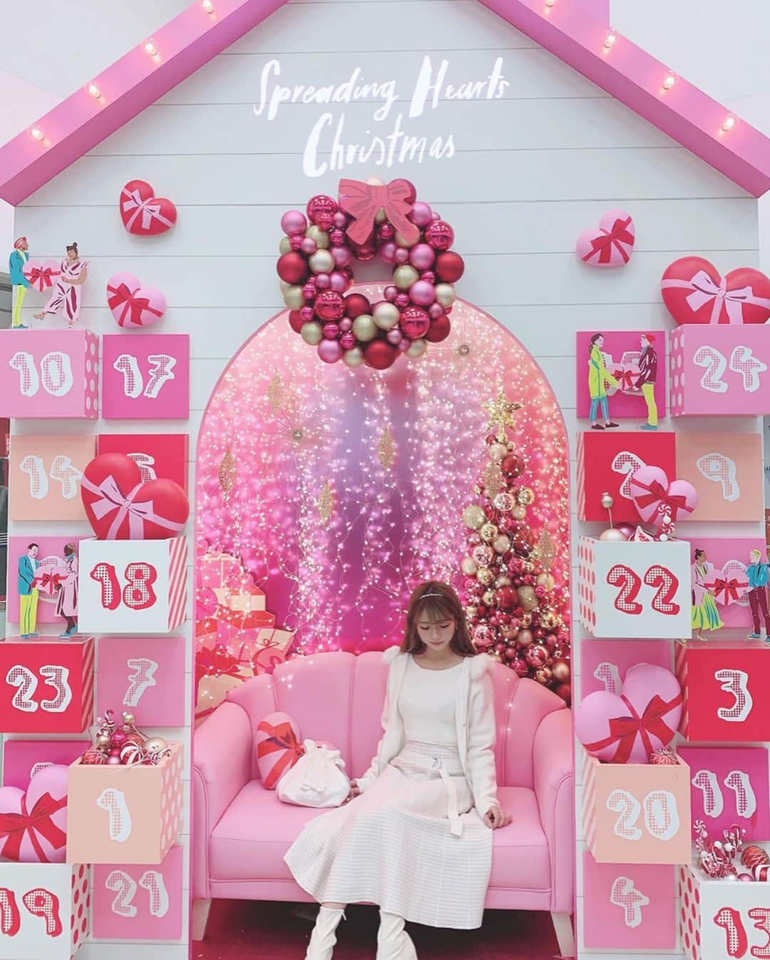 エリンコさんのインスタグラム写真 - (エリンコInstagram)「🎄🎁🍰💝 . 新宿小田急のモザイク通りにある 可愛いすぎるフォトブース😍🎁💕 . ちょうど新宿に予定あって撮れた❣️❣️ みずきちゃんともーみちゃんとしおちゃんが載せてて 可愛いすぎて気になってたの💓💗💖 . ホワイトコーデしたよっっ💘 . ワンピース @mercuryduo_com パーカー @mischmasch_official バッグ @pinkhouse_press ブーツ @enpunto_official . バッグはもーすぐ発売するから 楽しみにしててねっ♡ . #pink #ピンク #クリスマス #christmas #ホワイトコーデ #white #whitecode #リース #新宿 #小田急新宿 #モザイク通り #インスタ映え #期間限定 #ピンクブース #えりんコーデ #えりんこヘアアレンジ #マーキュリーデュオ #ミッシュマ #ピンクハウス  #enpunto #chanel #fashion」11月16日 20時07分 - erinko0315