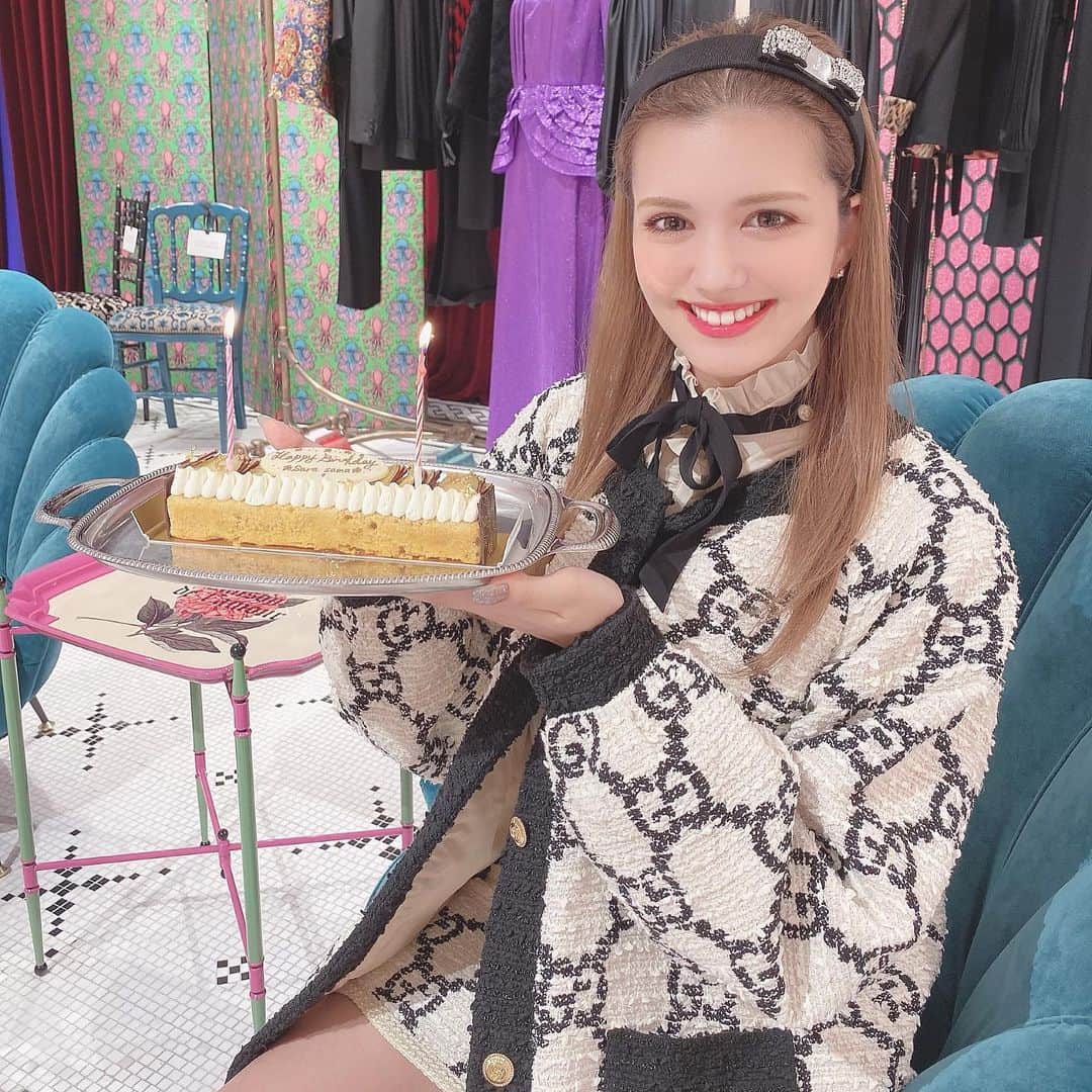 紗蘭さんのインスタグラム写真 - (紗蘭Instagram)「今日はGUCCI銀座店でお誕生日会をして頂きました🥺💕 毎年お祝いしてくださって本当にありがとうございます😭💖 今年はサツマイモのケーキとスパークリングワインを頂きました😭🍠♥️🍾✨ うれしーー🥳 銀座店の皆様いつもありがとうございます♥️♥️♥️ もうすぐ誕生日だぁ〜🎂 嬉しいなぁ🧸💕 #gucci #birthday #birthdaypresent #surprise」11月16日 20時03分 - saracchidayo