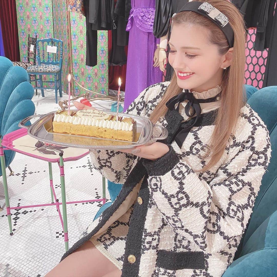 のインスタグラム：「今日はGUCCI銀座店でお誕生日会をして頂きました🥺💕 毎年お祝いしてくださって本当にありがとうございます😭💖 今年はサツマイモのケーキとスパークリングワインを頂きました😭🍠♥️🍾✨ うれしーー🥳 銀座店の皆様いつもありがとうございます♥️♥️♥️ もうすぐ誕生日だぁ〜🎂 嬉しいなぁ🧸💕 #gucci #birthday #birthdaypresent #surprise」