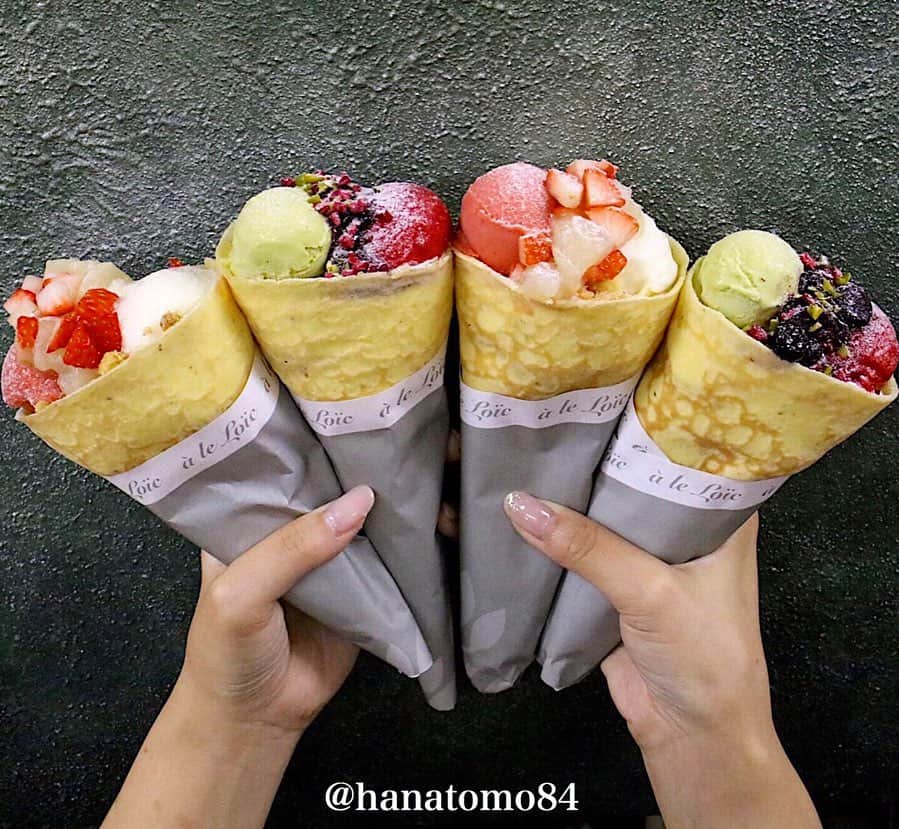のインスタグラム：「‪.‬ ‪.‬ ‪.‬ ‪“大人かわいい“&”大人のくちどけ”をコンセプトにした ジェラート&クレープ専門店「ア・ル・ロイック」が2019年11月18日(月)舞浜にある商業施設イクスピアリの2Fにオープン！‬ . https://www.favy.jp/topics/29048 . クレープ生地の美味しさはもちろんのこと ジェラートの濃厚な味わいがとにかく際立ちます！ . 多くのジェラテリアが、-12℃～-13℃で温度設定しているなか「ア・ル・ロイック」はあえて-10℃に設定しているのだそう。 . そうすることで「口にした時にちょうどよく溶け出す 滑らかさ」を保つことができるのだとか。 . ジェラート単品での注文も可能なので これは絶対に食べるべき！ . まるで果実をそのまま食べているかのような 濃厚な味わいを堪能できますよ。 . 口の中でふわっととろける“大人のくちどけ”を ぜひ体感してみて！ . ————————————————— . 店名 : ア・ル・ロイック 住所 : 千葉県浦安市舞浜1-4 イクスピアリ2F　 シアターフロント ‪営業時間‬ : 11:00〜22:00 電話番号 : ‬047-305-5648 ‪定休日 : 不定休‬ 席数 : 12席 . JR京葉線/武蔵野線  舞浜駅南口すぐ . ————————————————— . . #スイーツ部 #カフェスタグラム #東京カフェ #東京スイーツ #カフェ部 #カフェ巡り #舞浜カフェ #千葉カフェ #ジェラート #クレープ #アイスクリーム #舞浜イクスピアリ #イクスピアリ #千葉スイーツ #東京カフェ巡り #東京カメラ部 #東京グルメ #クレープ屋さん #はなとも舞浜」