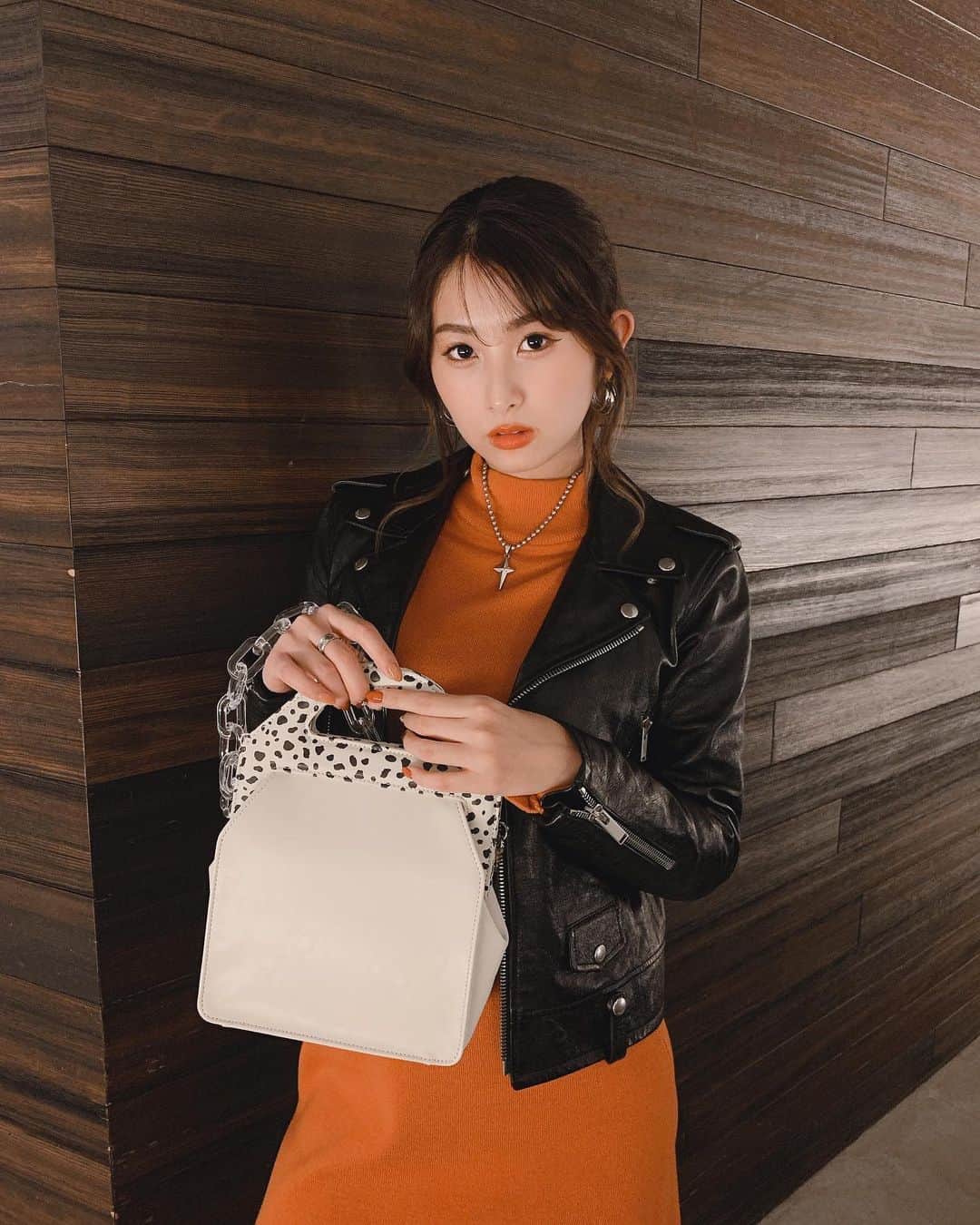 青野美沙稀さんのインスタグラム写真 - (青野美沙稀Instagram)「オレンジがテーマの日🍊 . 一目惚れした #キャセリーニ のバッグ✨✨ 3種類あって悩んだんだけど 普段選ばないやつに してみました、正解っっ👏 . #misakicode #code #fashion #コーデ #ファッション #saintlaurent #moussy #casselini #サンローラン #ysl #秋コーデ #秋ファッション」11月16日 20時05分 - misaki_aono