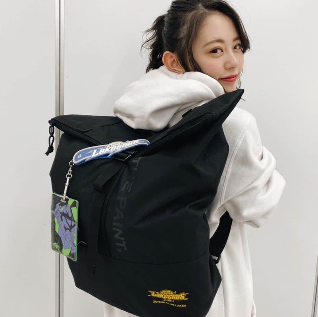 のインスタグラム：「* 会員特典でもらえるレイクスのリュックやっと届いた〜💫 * めっちゃ入るし黄色のロゴがカッコよくて元々持ってたグッズつけてみたらよりかっこよくなった🧞‍♂️ * #滋賀レイクスターズ #レイクス #bリーグ #レイクスコーデ」