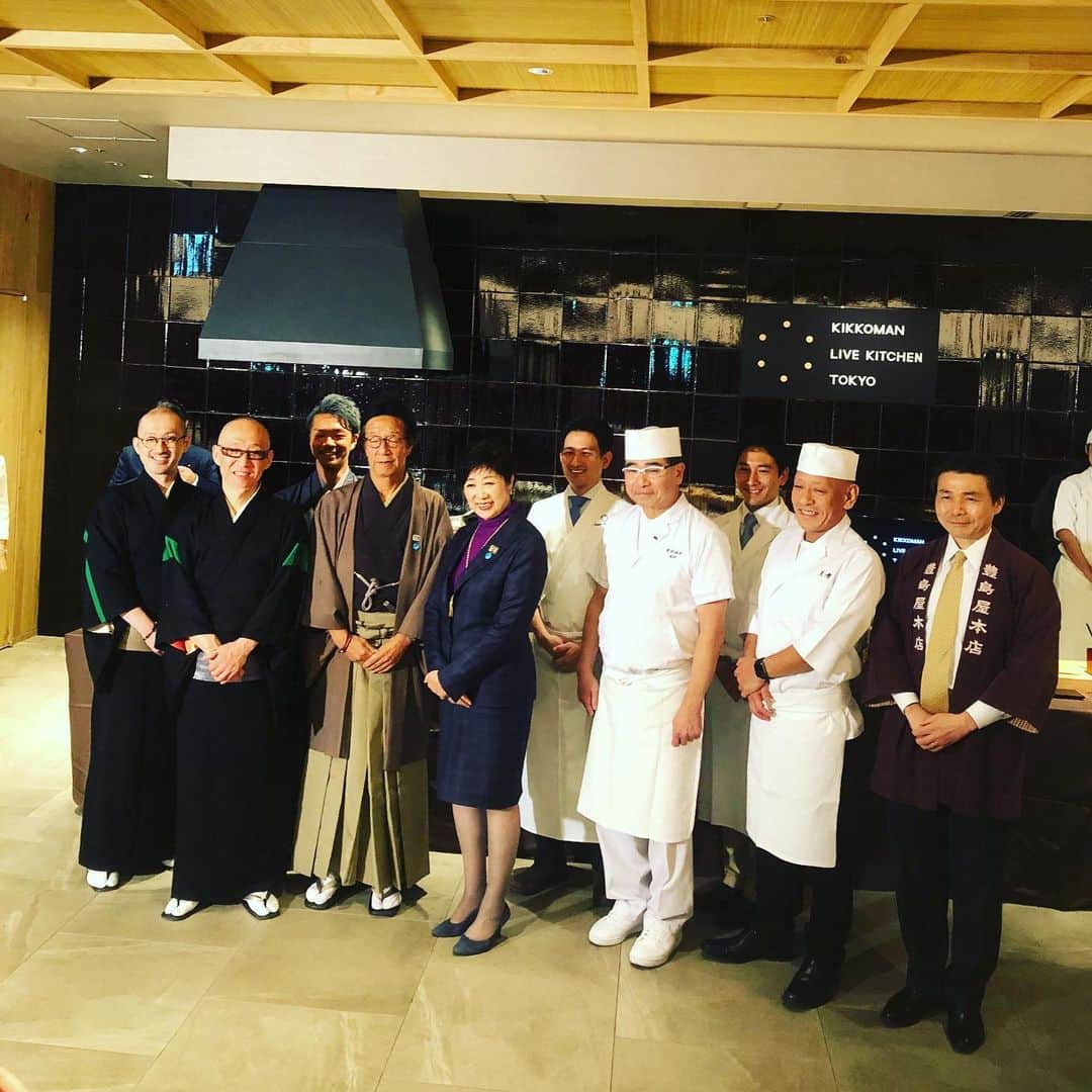 のインスタグラム：「「天孝」「更級」「松乃鮨」そして「近茶流（柳原料理教室）といった江戸料理を継ぐ3代目4代目と、江戸小紋、東京組紐ほか手仕事の雄。小池東京都知事を囲んで「江戸東京きらりプロジェクト」の事業者が並ぶ。衣食住17事業者の詳細は、婦人画報11月号に掲載。#キッコーマンライブキッチン #小池百合子 #江戸東京きらりプロジェクト #江戸料理 #東京の宝 #婦人画報11月号 #東京」